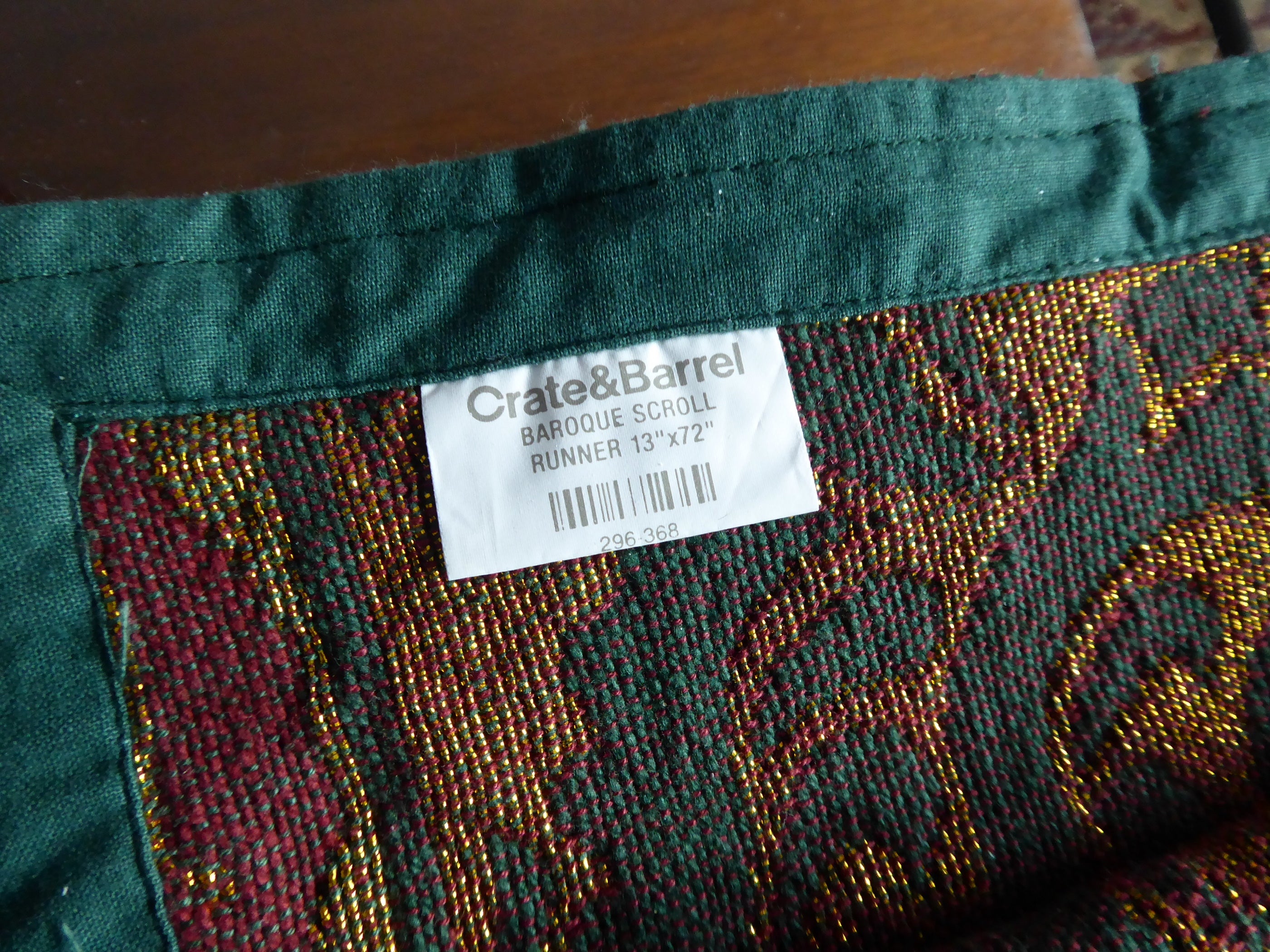 Elegant Metallic Tapestry Table Runner - Red, Green & Gold Holiday Decor - 72 Inch Long Dining Table Cover for Christmas, Thanksgiving & Special Occasions
