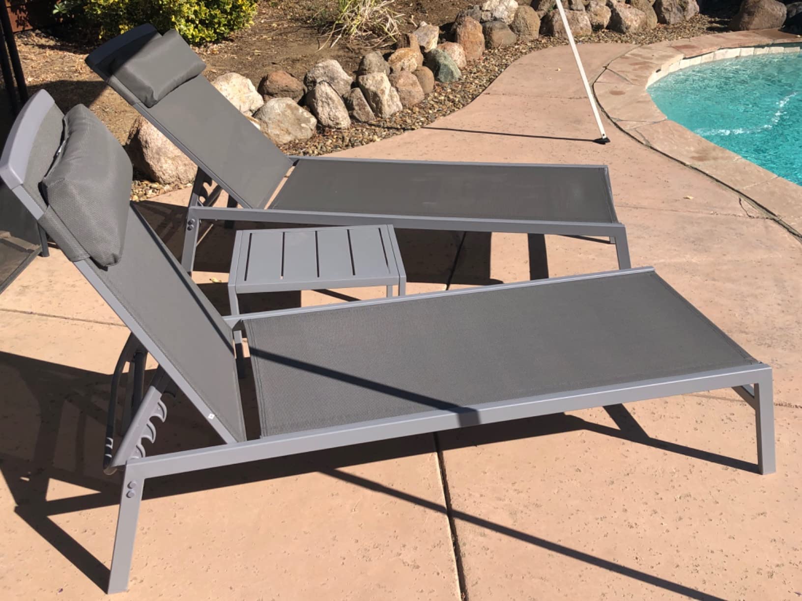 Domi Patio Chaise Lounge Set - 5-Position Adjustable Pool Lounge Chairs with Breathable Textilene Fabric, Headrest & Side Table - Sturdy Steel Frame Outdoor Furniture (Grey) - Perfect for Poolside Relaxation, Backyard Lounging & Patio Decor