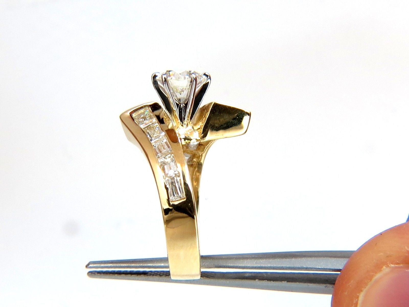 2.06CT GIA Certified Round Diamond Crossover Ring with Baguettes in 14KT Gold - VVS Clarity for Engagement, Wedding & Special Occasions