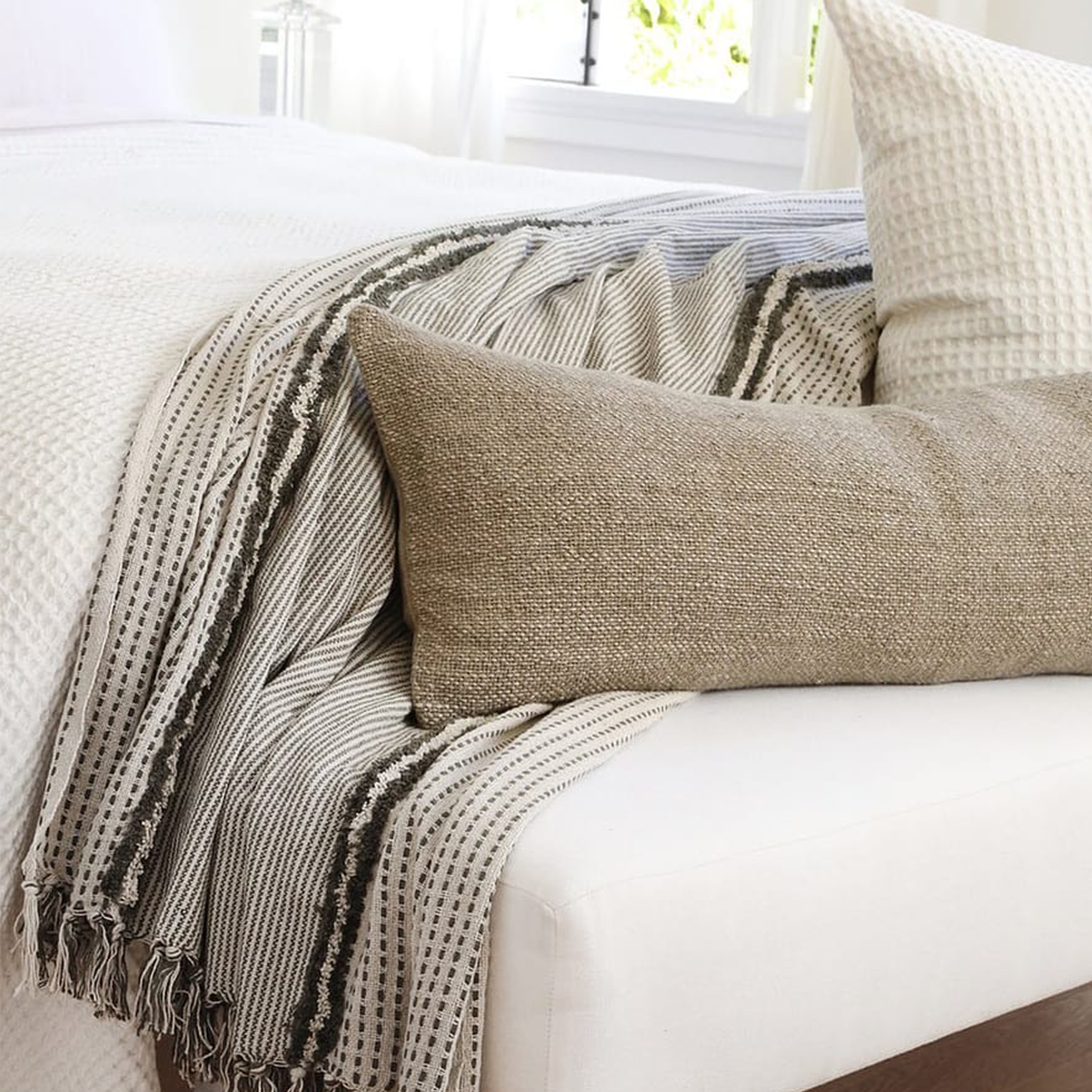Jagger Oversized Throw Blanket - Ultra Soft & Cozy Large Fleece Blanket for Couch, Bed & Sofa - Perfect for Lounging, Movie Nights & Cold Weather Comfort