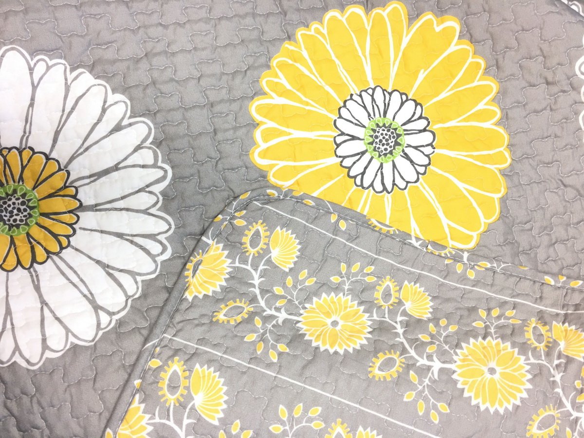 Hypoallergenic Polyester Microfiber 3-Piece Quilt Set - Full/Queen Size Gray with White & Yellow Sunflower Design | Soft Bedroom Bedding for Cozy Sleep & Home Decor