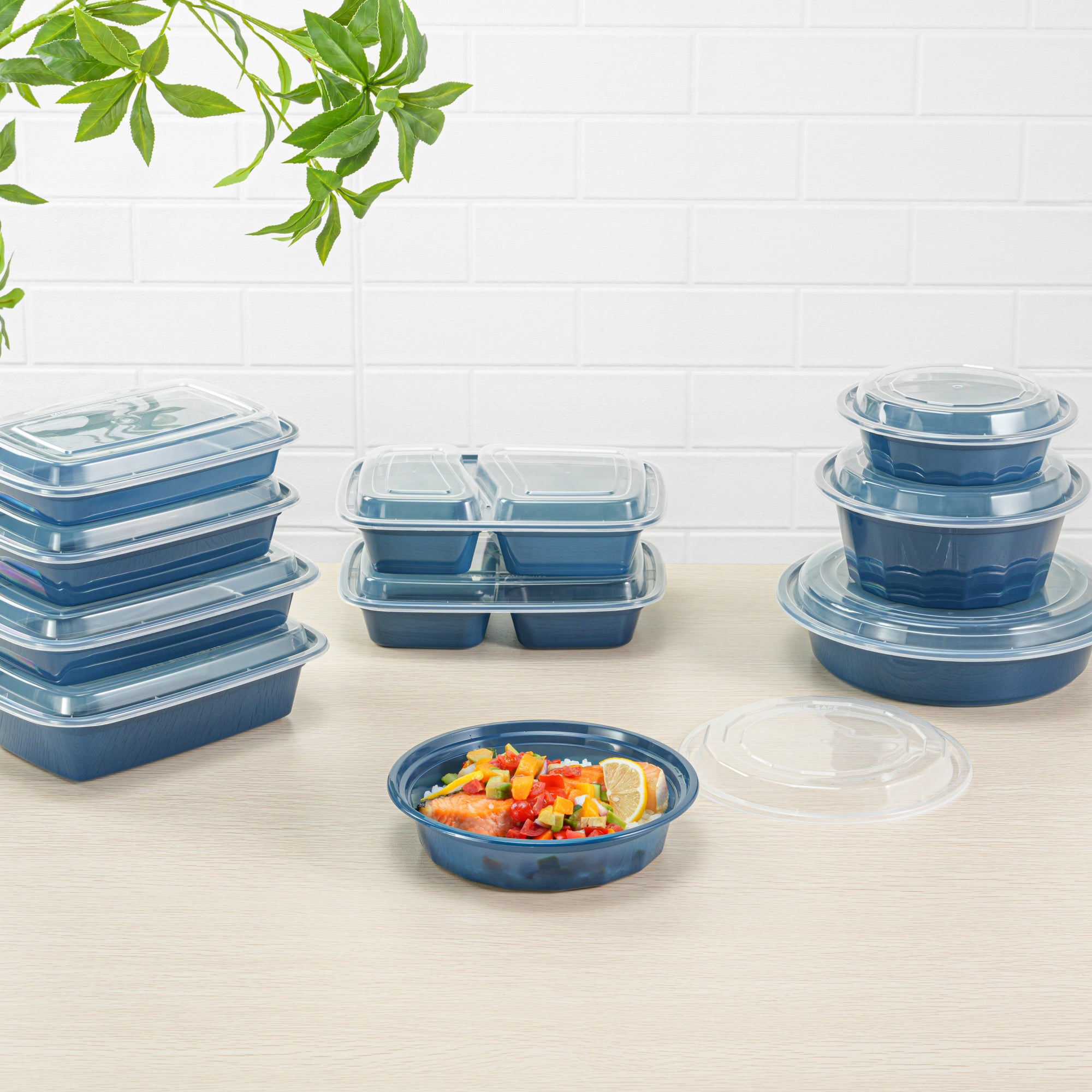 24 oz Round Midnight Blue Plastic Food Storage Containers with Clear Lids - Microwave Safe, 7.25