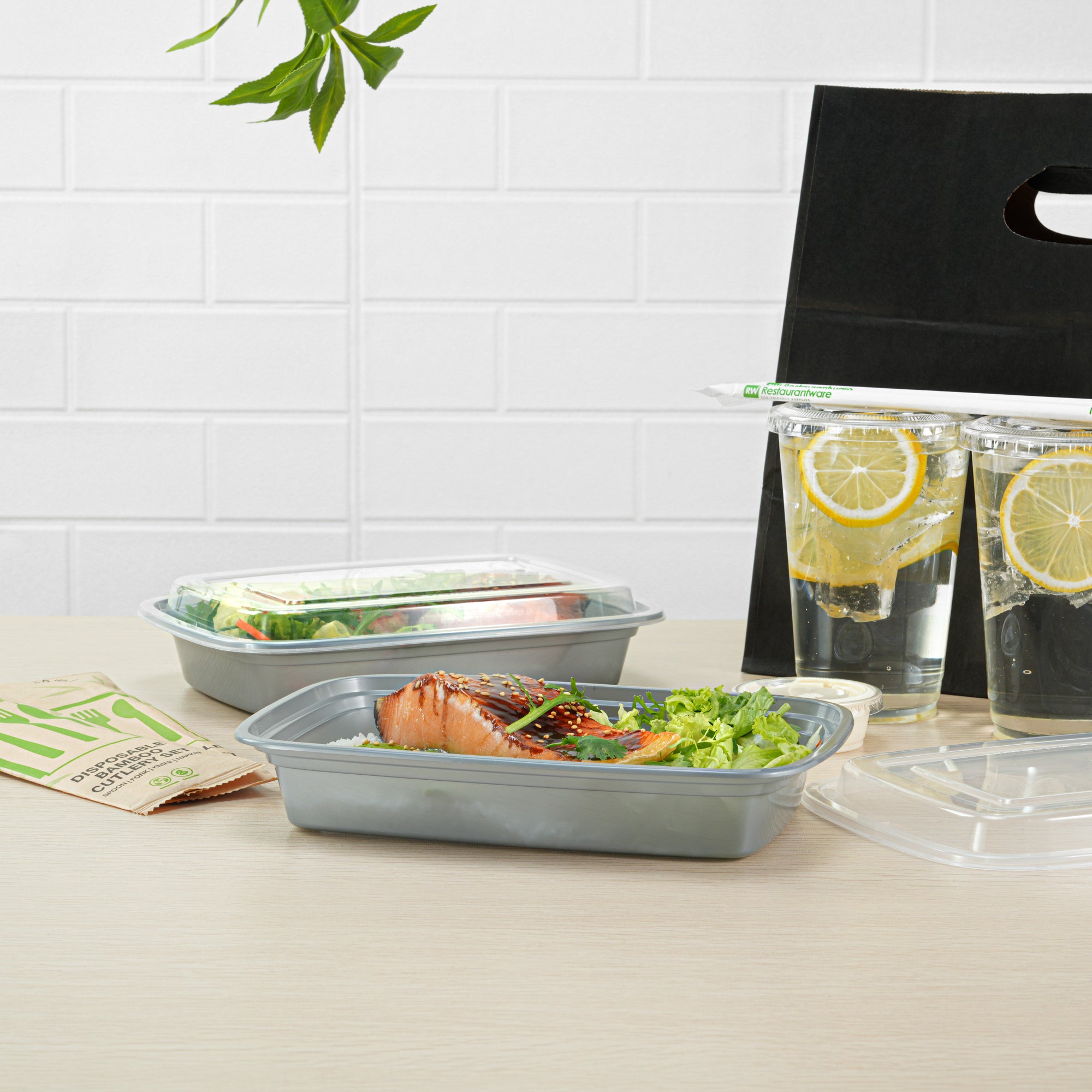 28 oz Rectangle Silver Plastic To-Go Food Containers with Clear Lids - Microwave Safe, 8.75