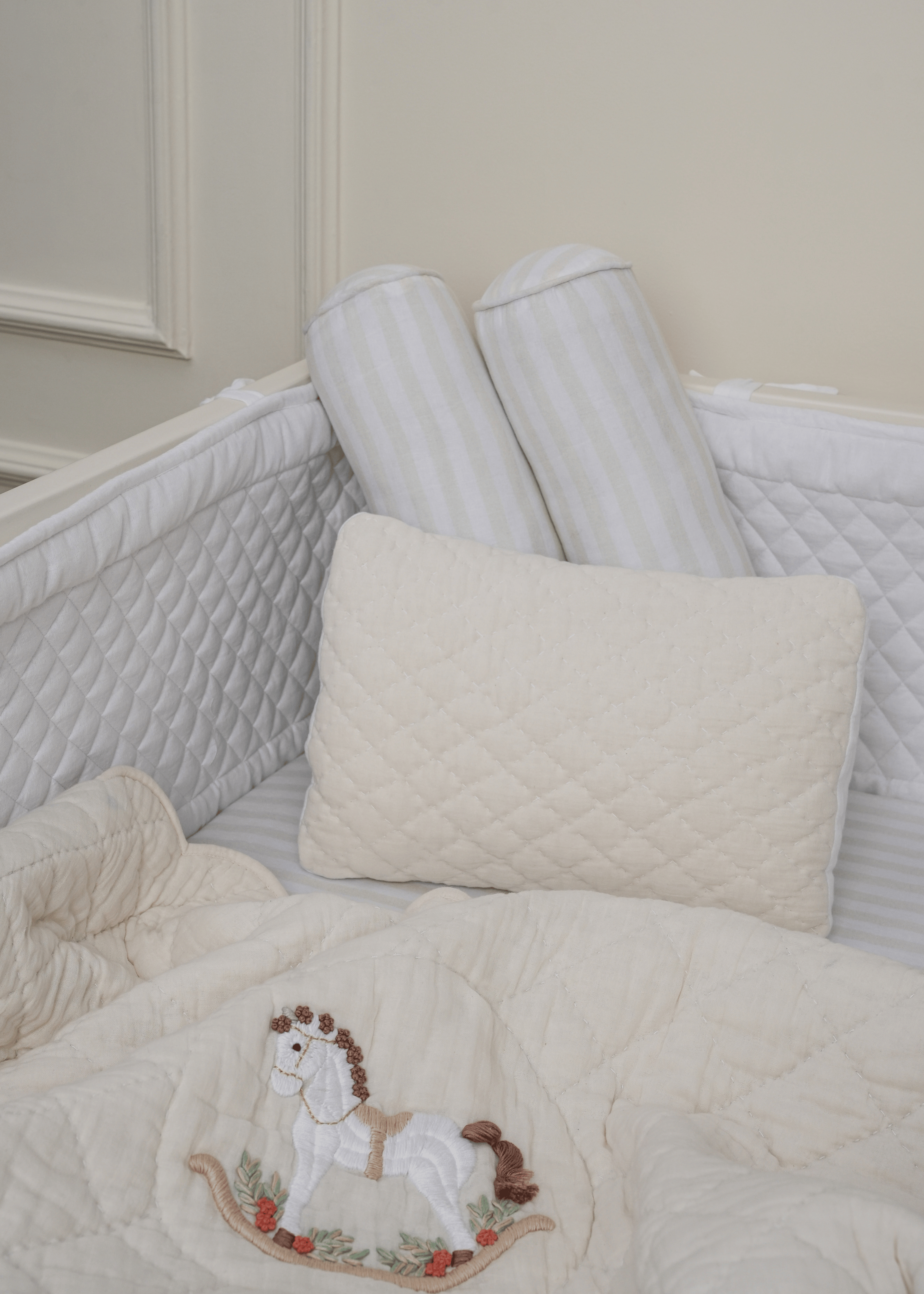 Complete Rocking Horse Nursery Bedding Set with Soft Bumper - Cozy Crib Set for Baby Boys & Girls, Perfect for Nursery Decor & Newborn Gifts