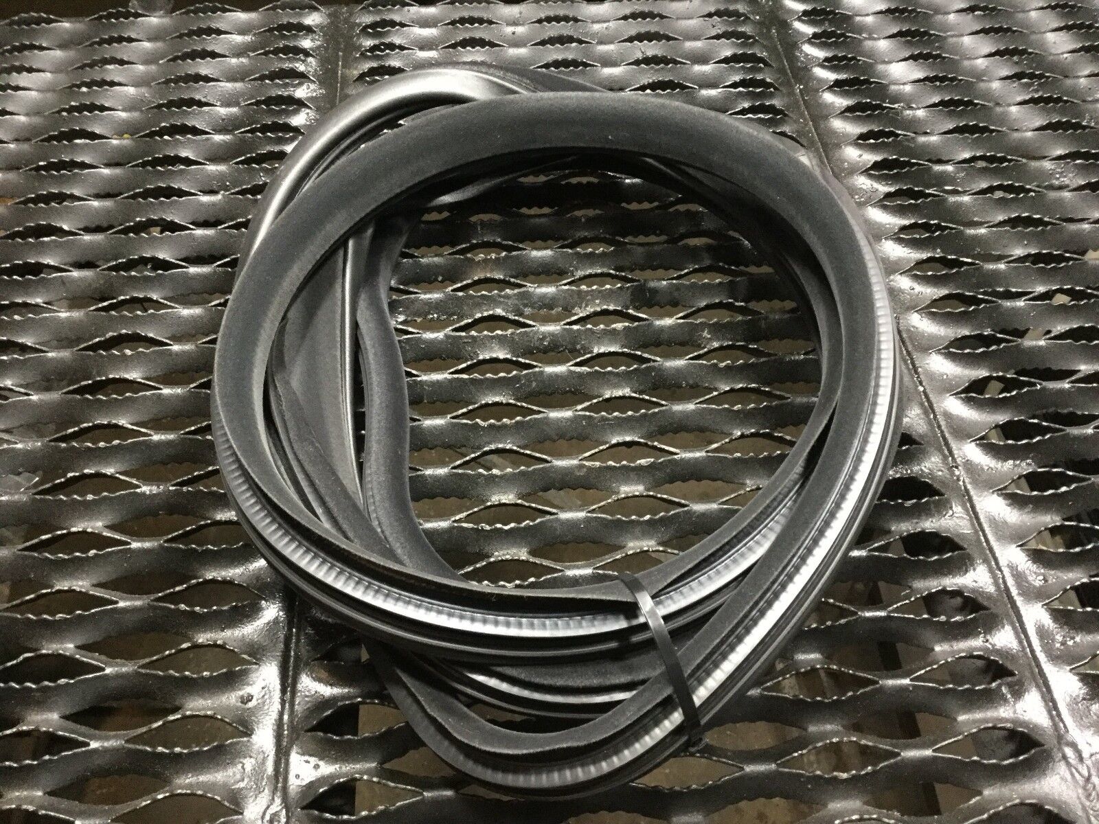 Genuine Volvo S60 Front Right Passenger Door Weatherstrip Seal - OEM Replacement Part 01-09 - Perfect for Weather Protection & Noise Reduction
