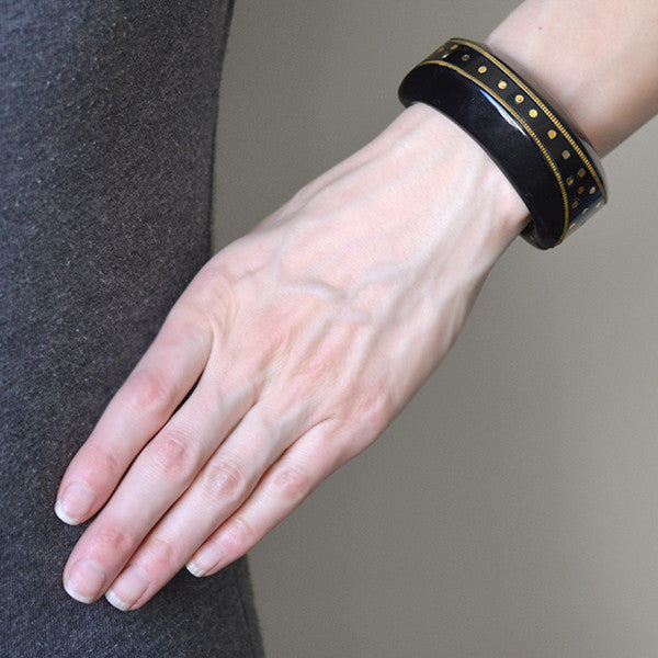 Vintage Wide Black Bakelite Clamper Bracelet for Women - Retro 1940s Style Jewelry - Perfect for Costume Parties, Vintage Fashion & Boho Outfits