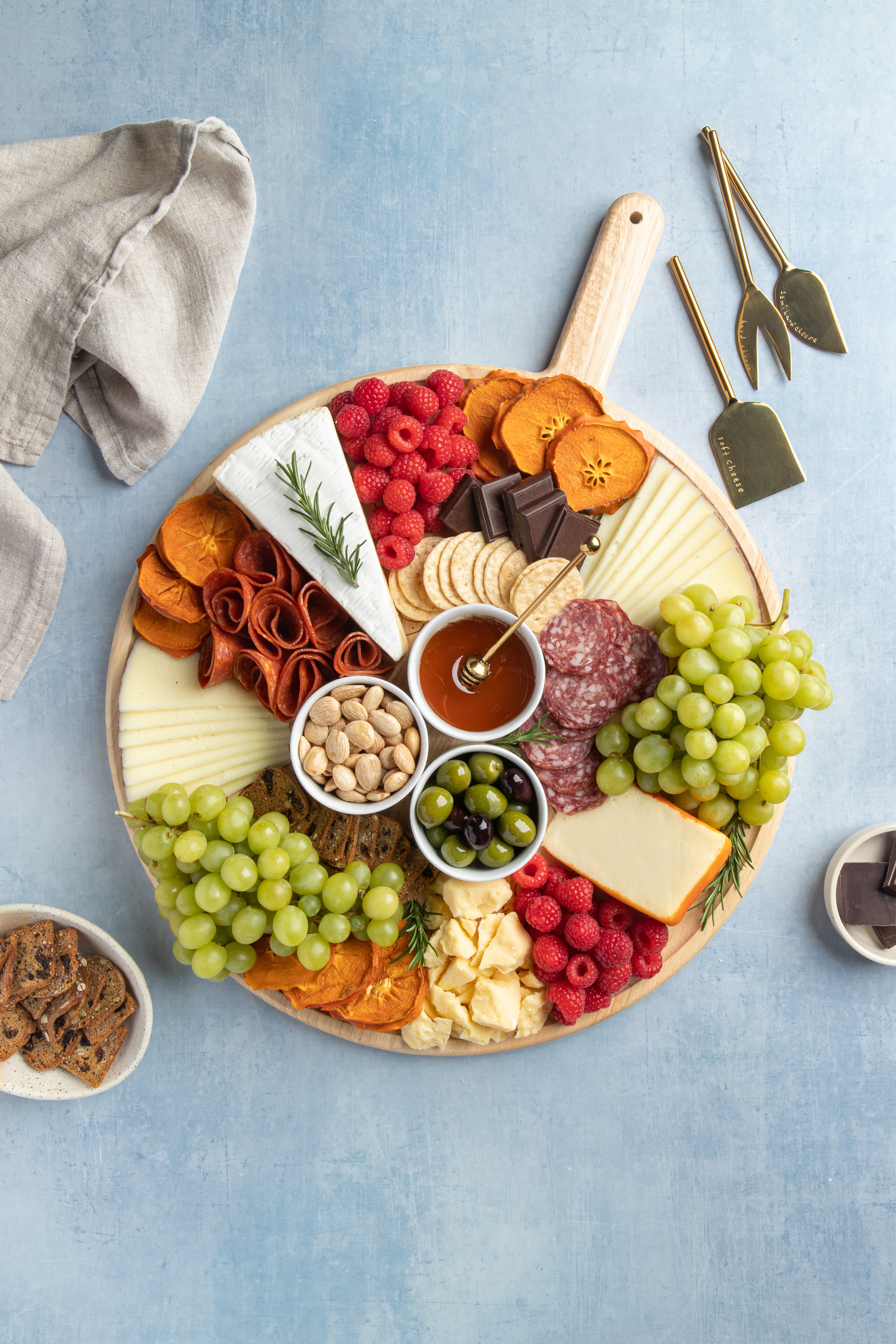 Meg Quinn Round Charcuterie Board with Handle - 22 x 17 Inches - Perfect for Cheese, Charcuterie & Entertaining - Elegant Serving Tray for Parties, Weddings & Gifts