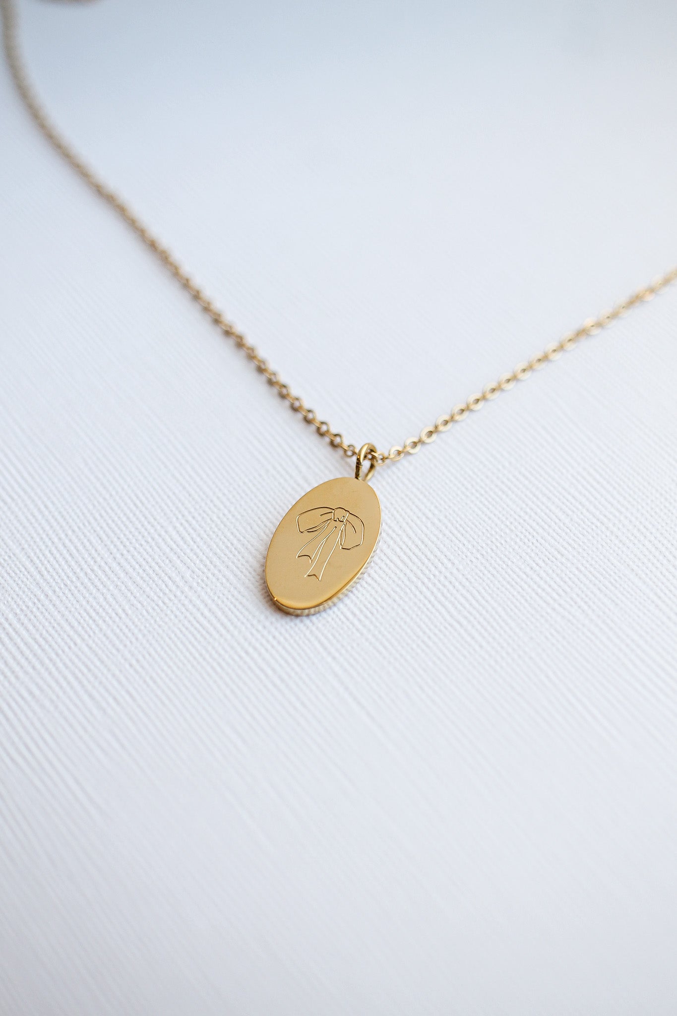 Elegant Gold Bow Pendant Necklace for Women - Perfect Gift for Valentine's Day, Anniversary & Special Occasions