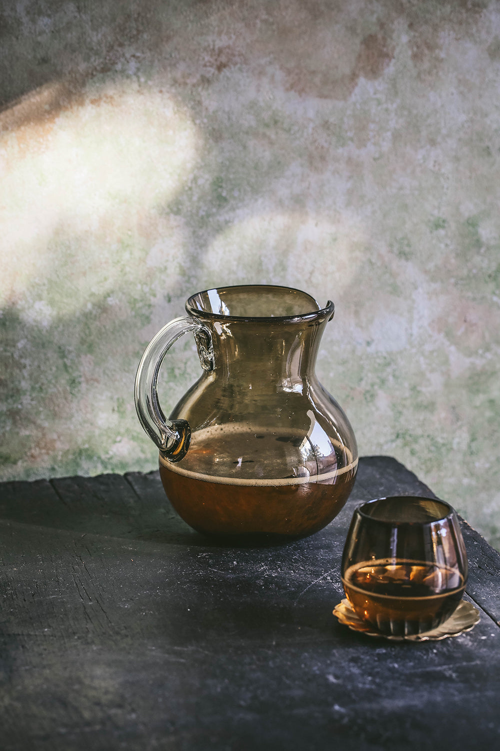 Amber Glass Pitcher with Lid - 64oz Round Beverage Dispenser for Iced Tea, Lemonade & Cold Drinks - Perfect for Parties, Picnics & Home Entertaining