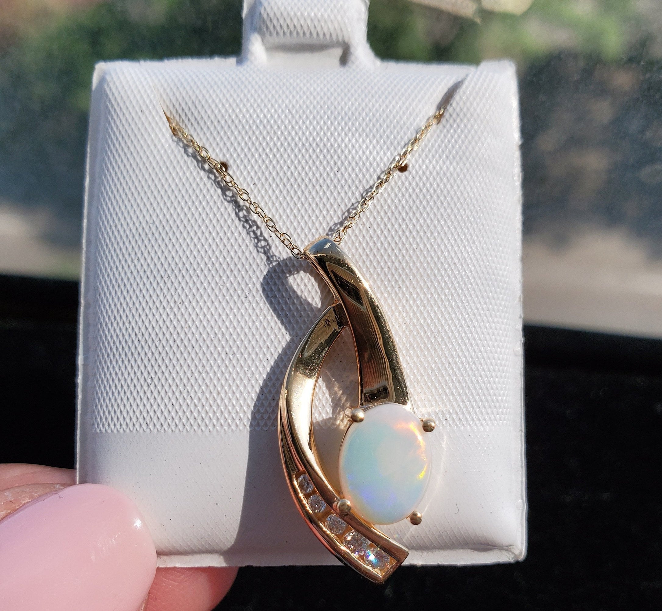 14K Yellow Gold Oval Opal Diamond Necklace for Women - Elegant Jewelry Gift for Birthday, Anniversary & Special Occasions