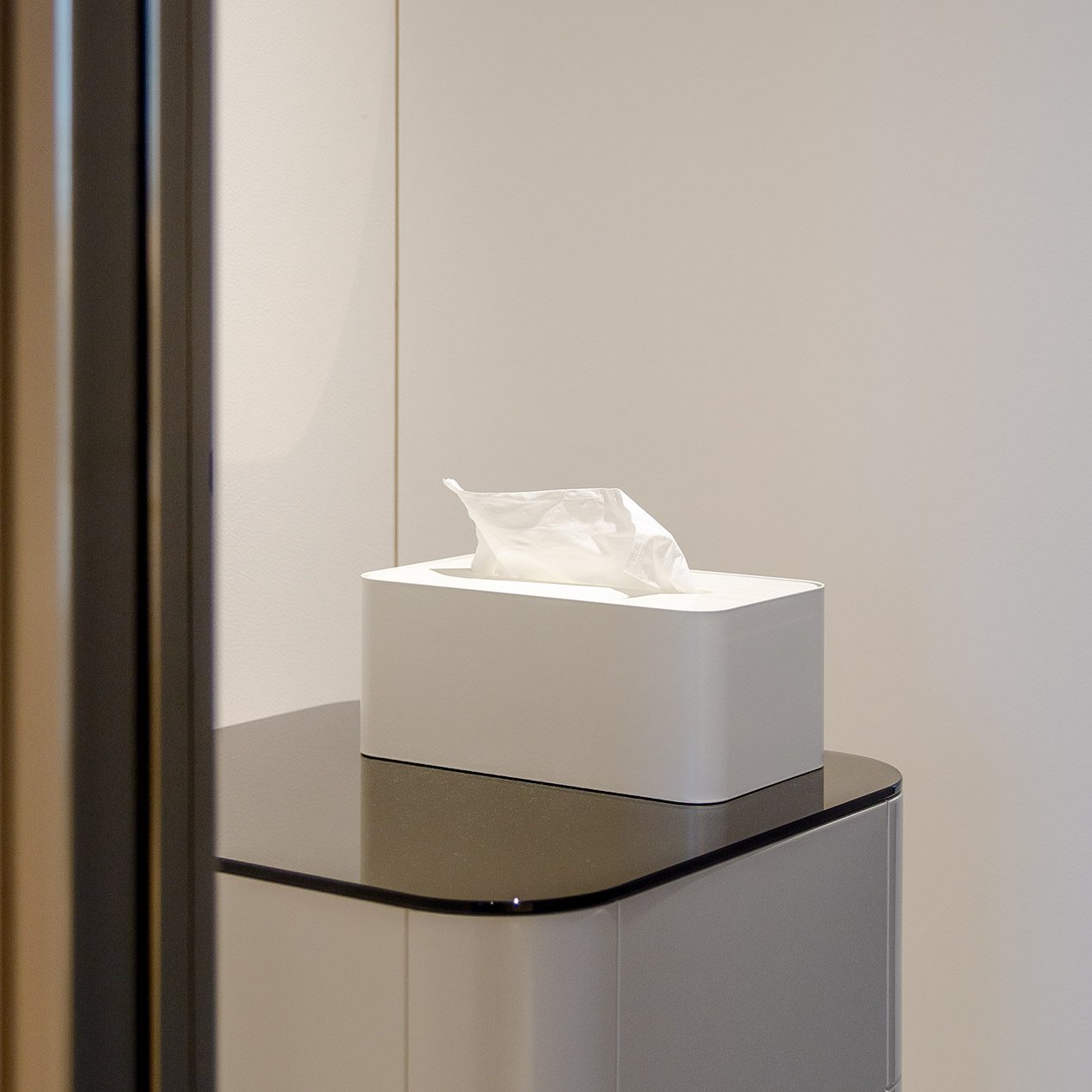 DESIGNSTUFF White Tissue Box Holder - Elegant Home Decor for Living Room, Bedroom & Office