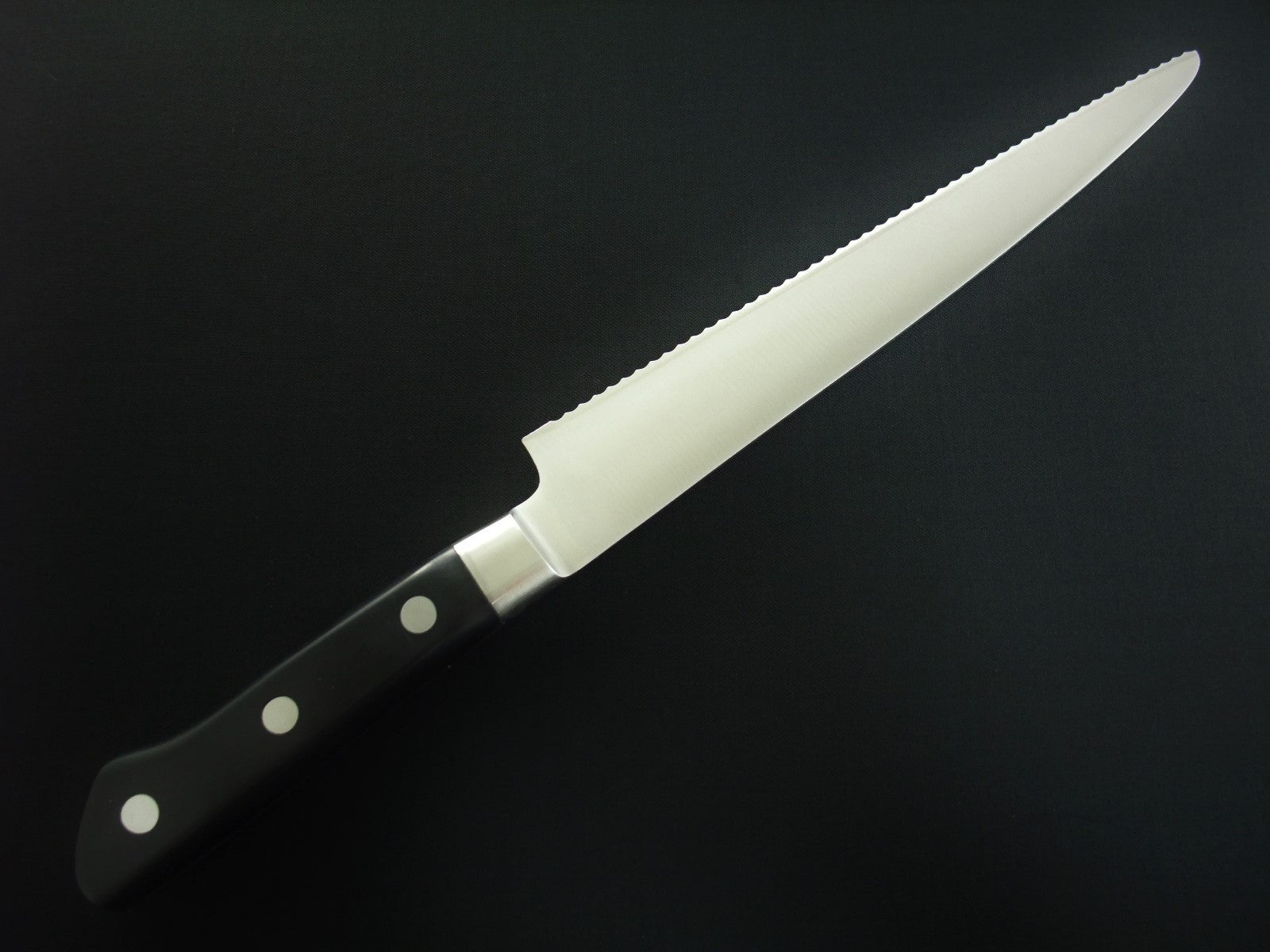 Tojiro Classic 3-Layer VG10 Stainless Steel Bread Knife 215mm - Sharp Japanese Kitchen Knife for Slicing Bread, Cakes, and Pastries - Perfect for Home Bakers and Professional Chefs