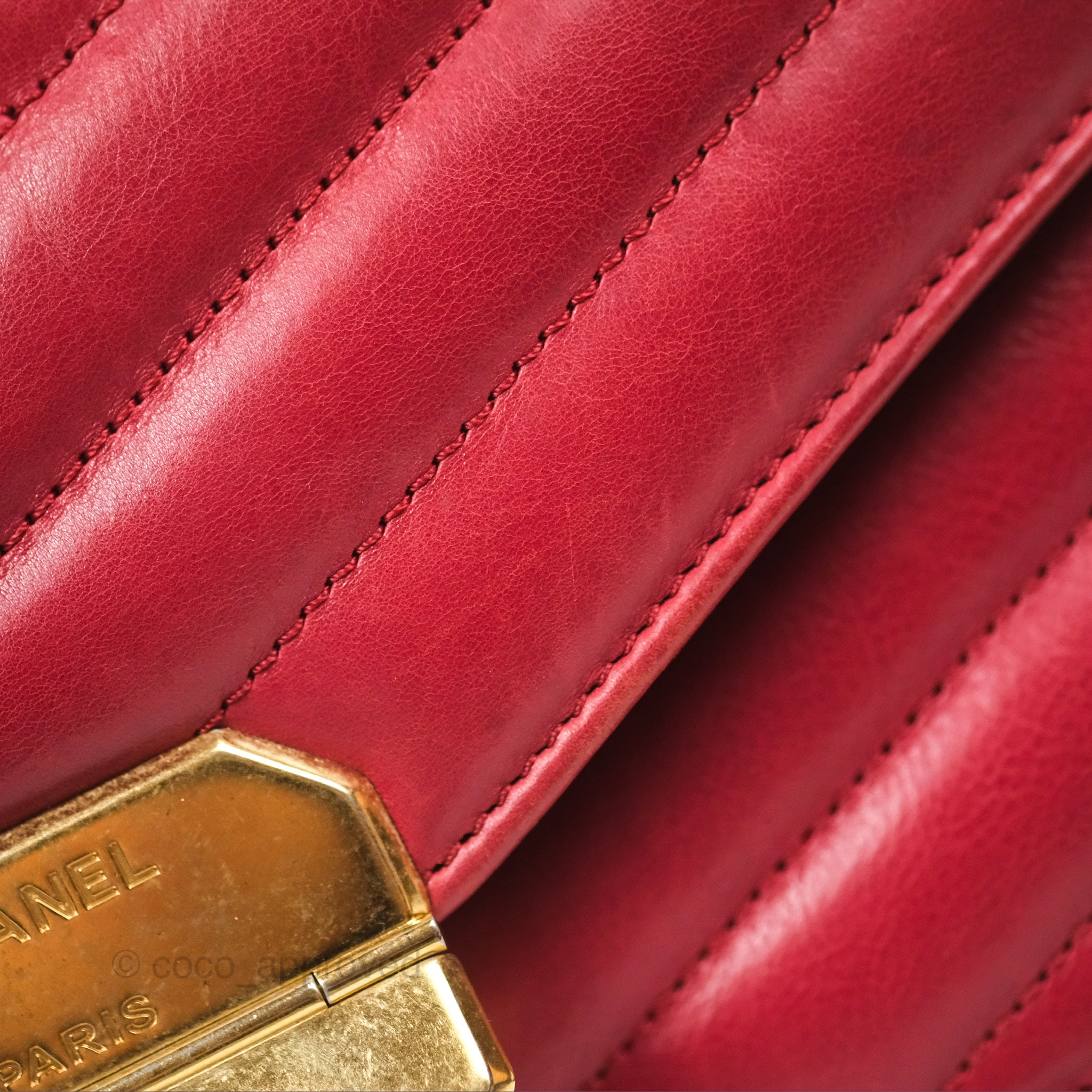 Chanel Chevron Shoulder Bag in Red Calfskin Leather with Aged Gold Hardware - Luxury Crossbody Purse for Women, Perfect for Parties, Date Nights & Special Occasions