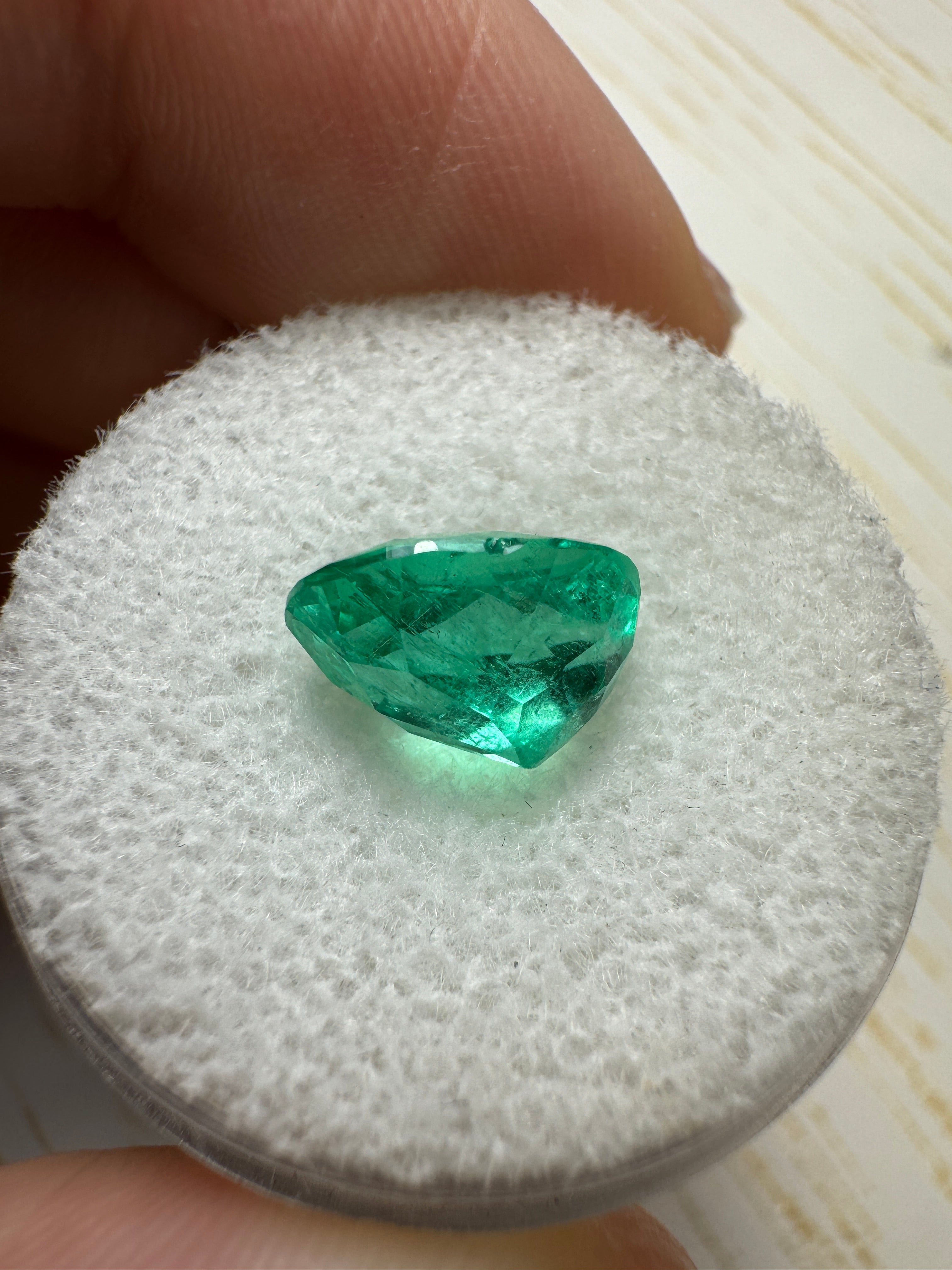 2.67 Carat 10x7mm Vibrant Green Loose Colombian Emerald Gemstone - Oval Cut for Jewelry Making, Engagement Rings & Luxury Gifts