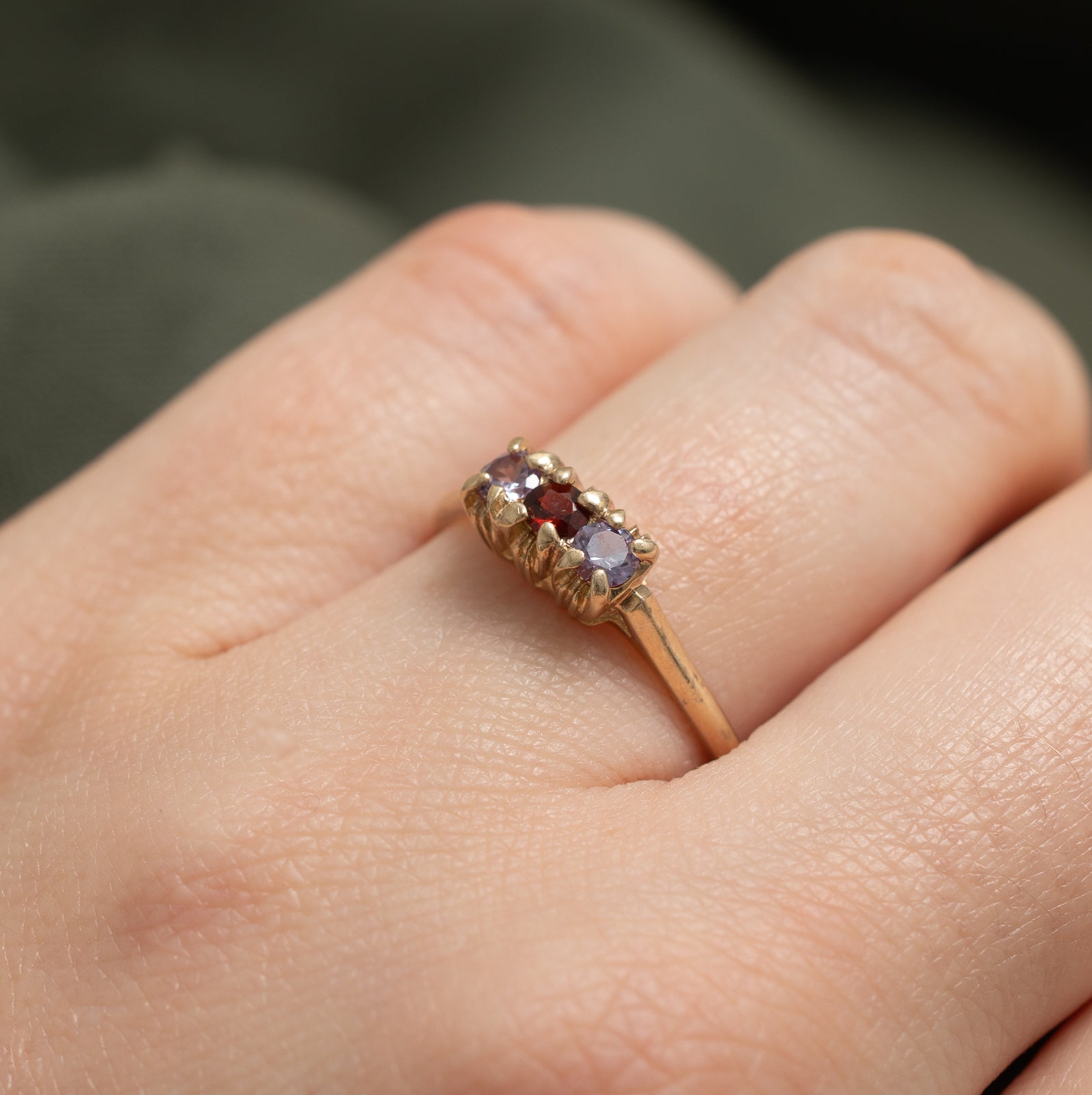 Color Changing Synthetic Sapphire & Garnet Ring - 0.28ctw (0.14ct Each) - Size 7 - Perfect for Anniversary Gifts, Engagement Rings & Special Occasions