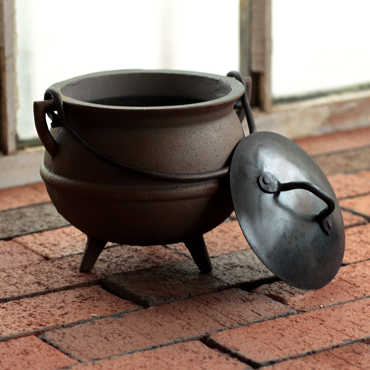 2 Quart Cast Iron Pot - Heavy Duty Dutch Oven for Cooking, Baking & Serving - Perfect for Soups, Stews, Casseroles & Bread Making