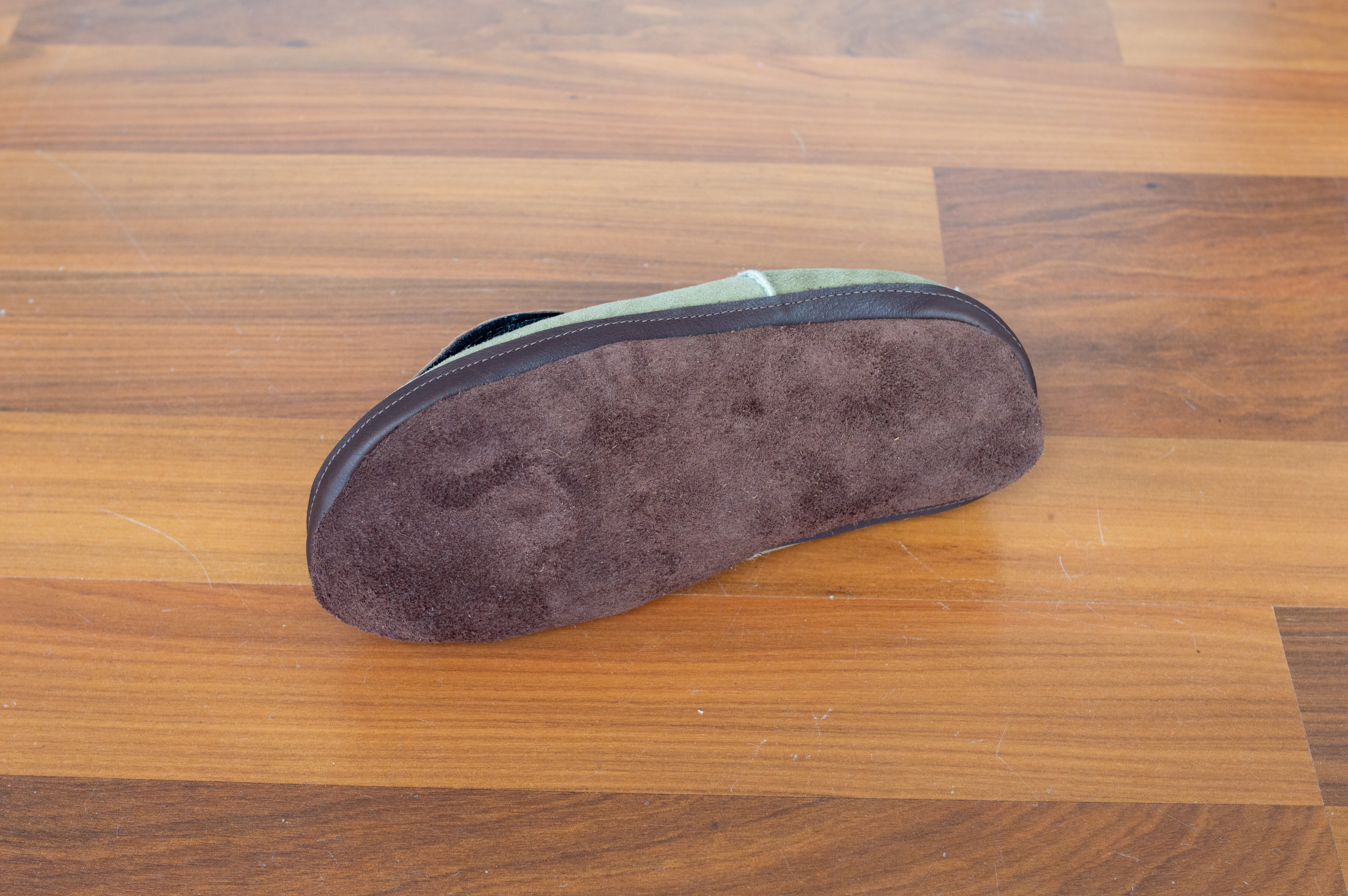 Premium Sheepskin Slippers for Men & Women - Ultra Soft Indoor/Outdoor House Shoes with Memory Foam - Perfect for Winter Comfort, Home Relaxation & Cozy Lounging
