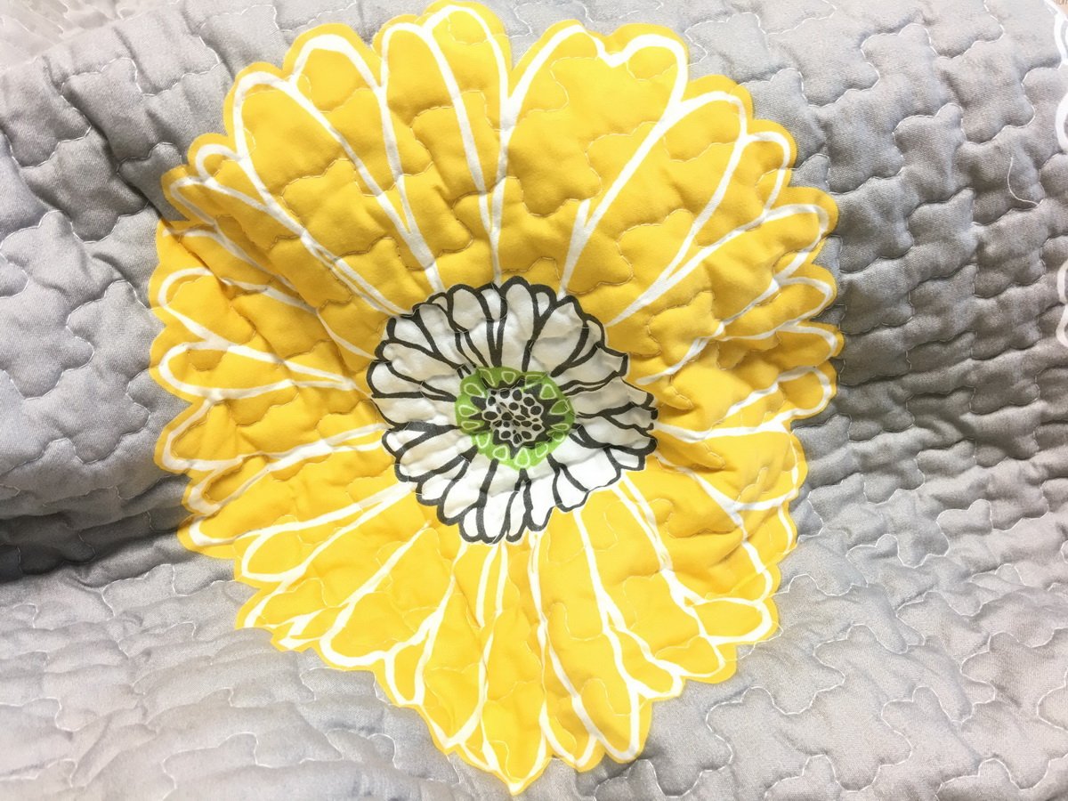 Hypoallergenic Polyester Microfiber 3-Piece Quilt Set - Full/Queen Size Gray with White & Yellow Sunflower Design | Soft Bedroom Bedding for Cozy Sleep & Home Decor