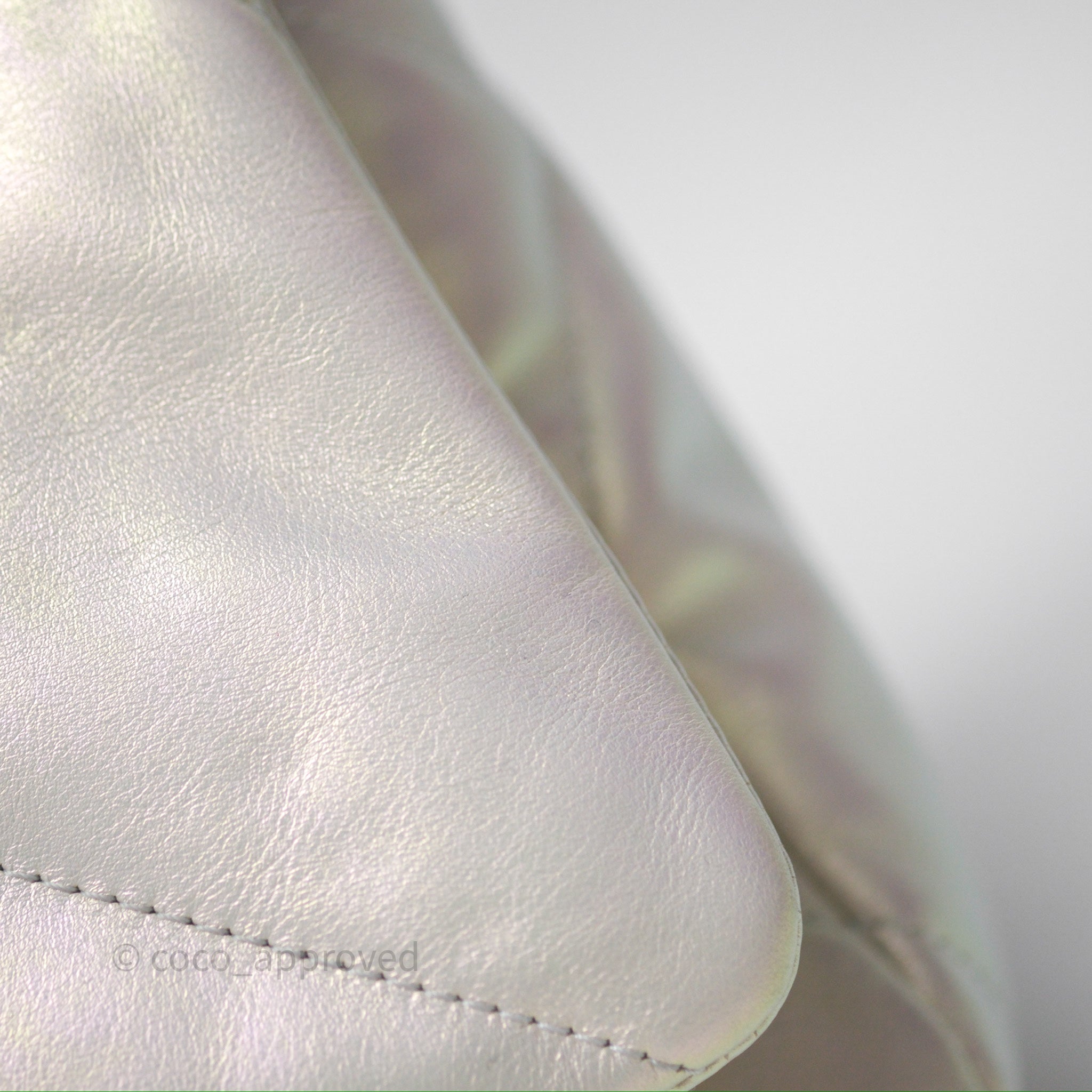 Chanel 19 Small Iridescent White Leather Flap Bag with Mixed Hardware - Perfect for Everyday Luxury & Evening Events
