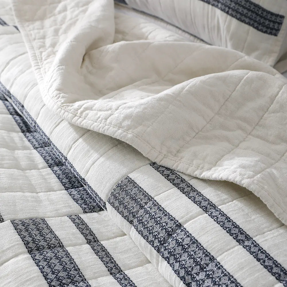 Premium 3-Piece Cotton Lace Patchwork Quilt Set - King/Queen Size Bedding - Soft & Breathable for All Seasons - Perfect for Master Bedroom, Guest Room & Cozy Home Decor
