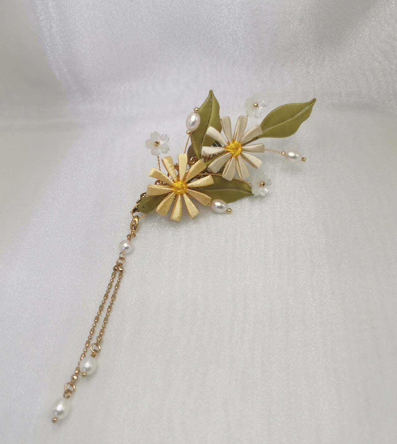 Handmade Daisy Silk Brooch - Elegant Floral Pin for Women | Perfect for Weddings, Parties & Fashion Accessories