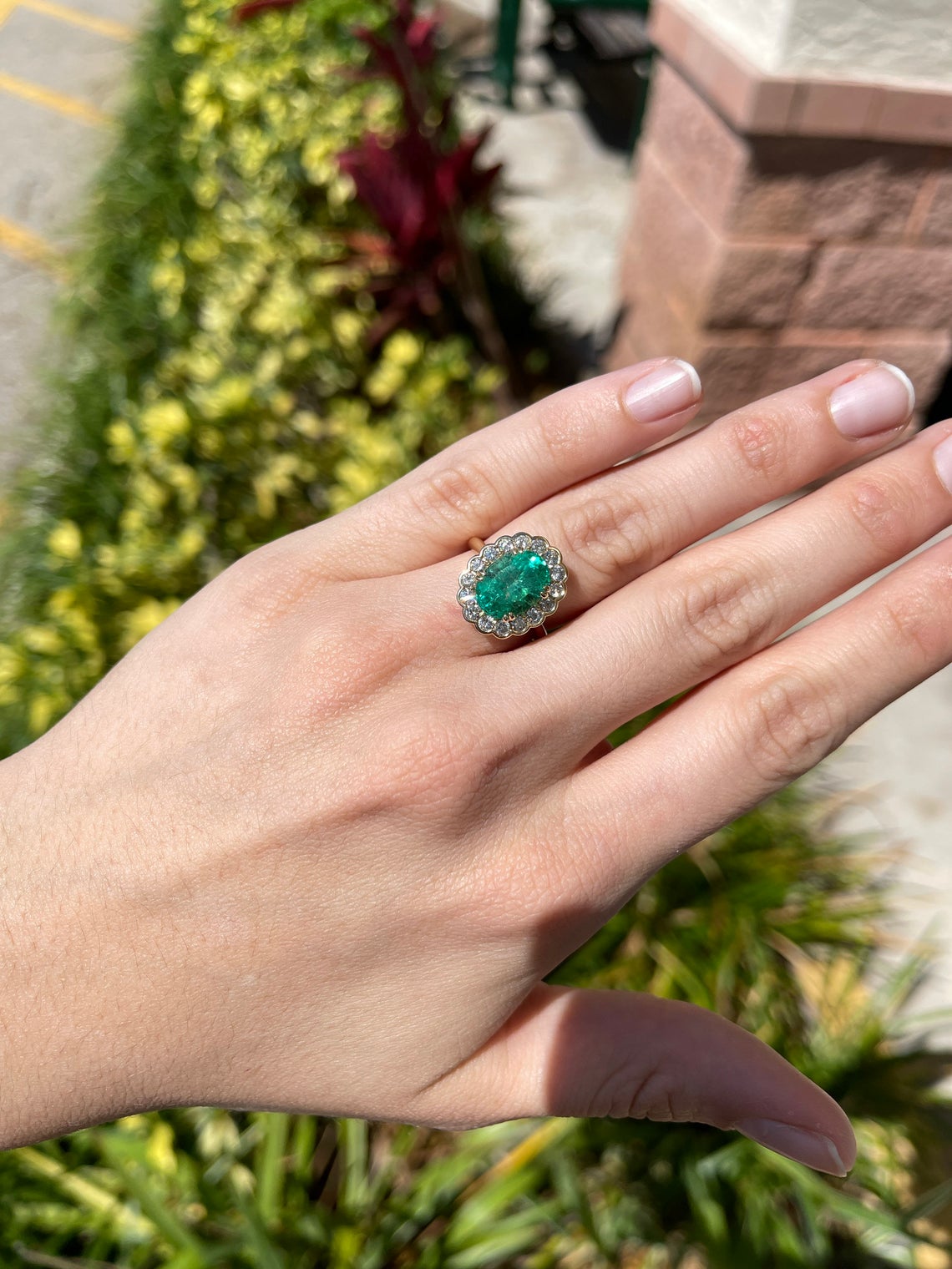 5.15tcw 18K Gold Oval Colombian Emerald & Diamond Halo Statement Ring for Women - Luxury Engagement, Anniversary Gift, Evening Party Jewelry