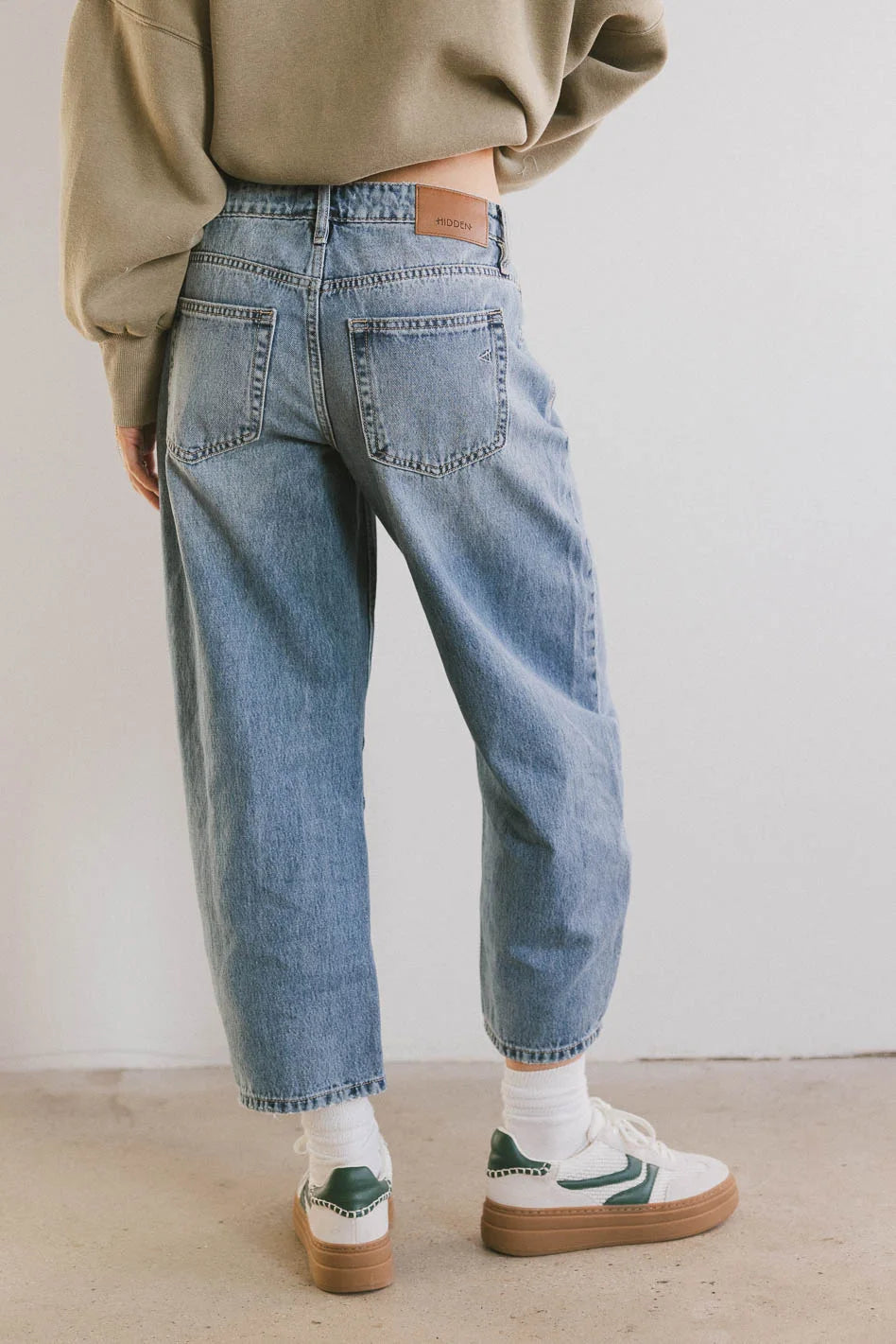 Bentlee Women's Cropped Barrel Jeans - Medium Wash Denim High Waist Straight Leg Pants for Casual Outfits & Streetwear Fashion