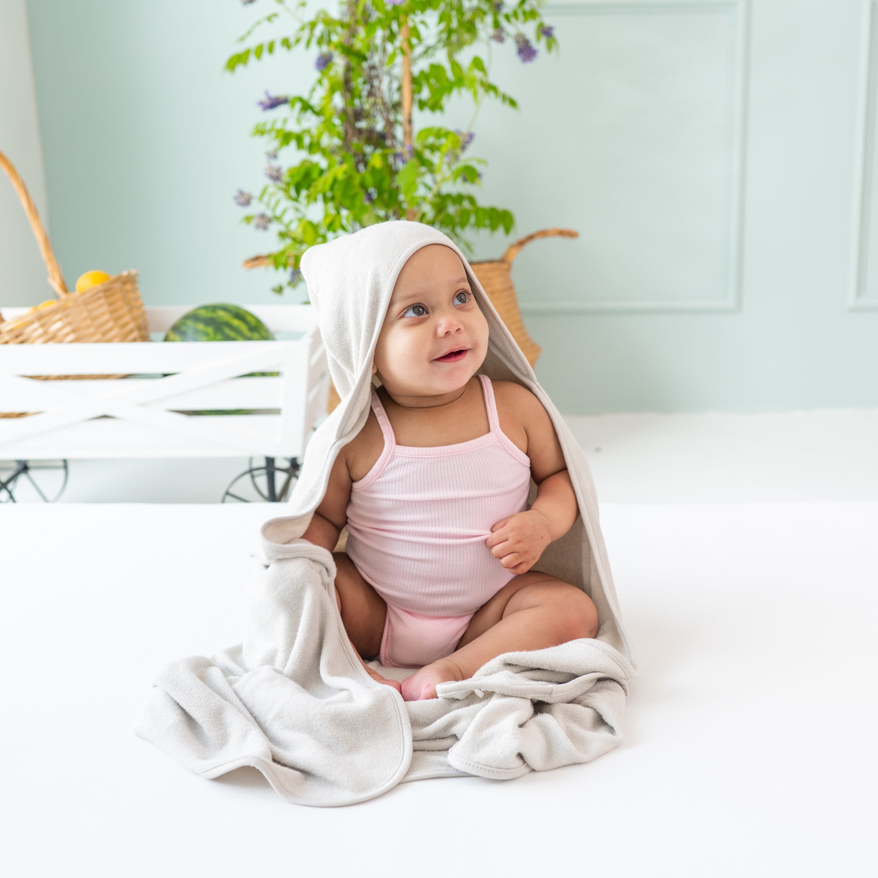 Soft and Absorbent Hooded Bath Towel in Oat - Cozy Unisex Robe for Spa, Beach, and Post-Shower Relaxation