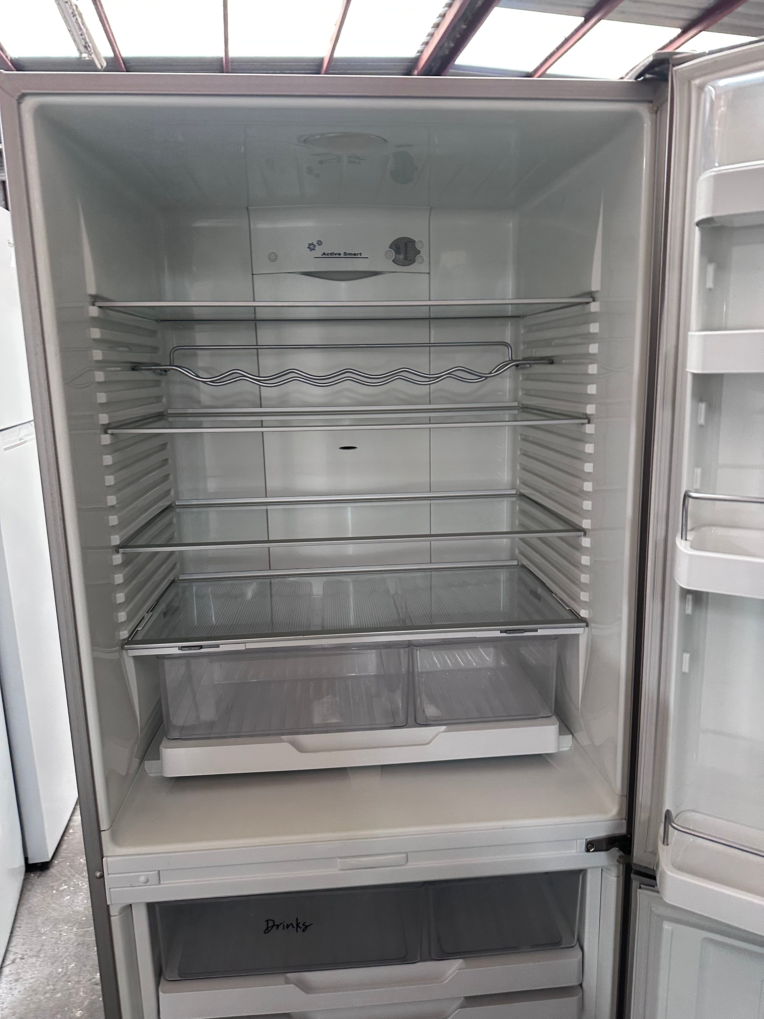 Fisher & Paykel 519L Stainless Steel Bottom Freezer Refrigerator - Energy Efficient, Quiet Operation | Perfect for Modern Kitchens, Restaurants & Small Businesses [Certified Refurbished]