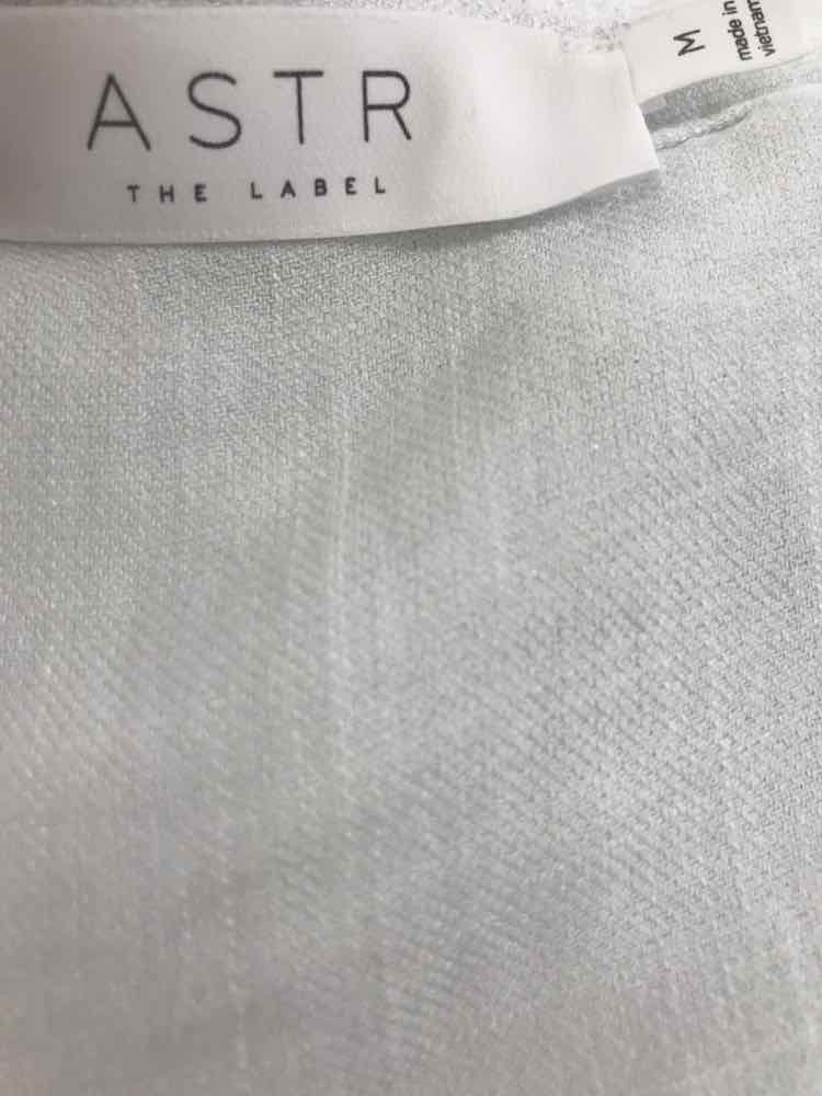 Pre-Owned ASTR White One Shoulder Blouse Size Medium - Perfect for Date Night, Cocktail Parties & Special Occasions