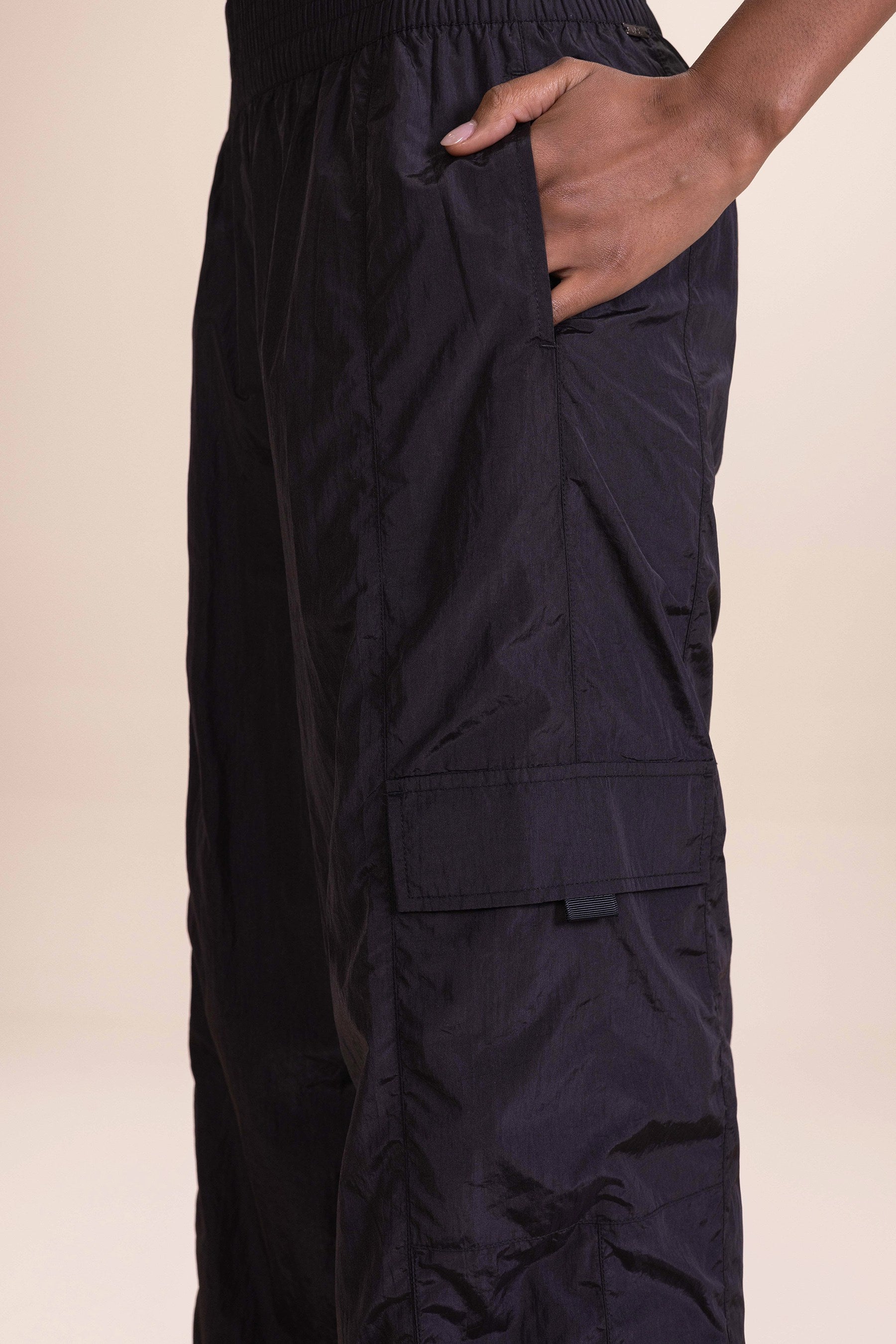 Stylish Nylon Street Pants for Men & Women - Lightweight, Durable & Comfortable Urban Fashion - Perfect for Casual Wear, Travel & Outdoor Activities