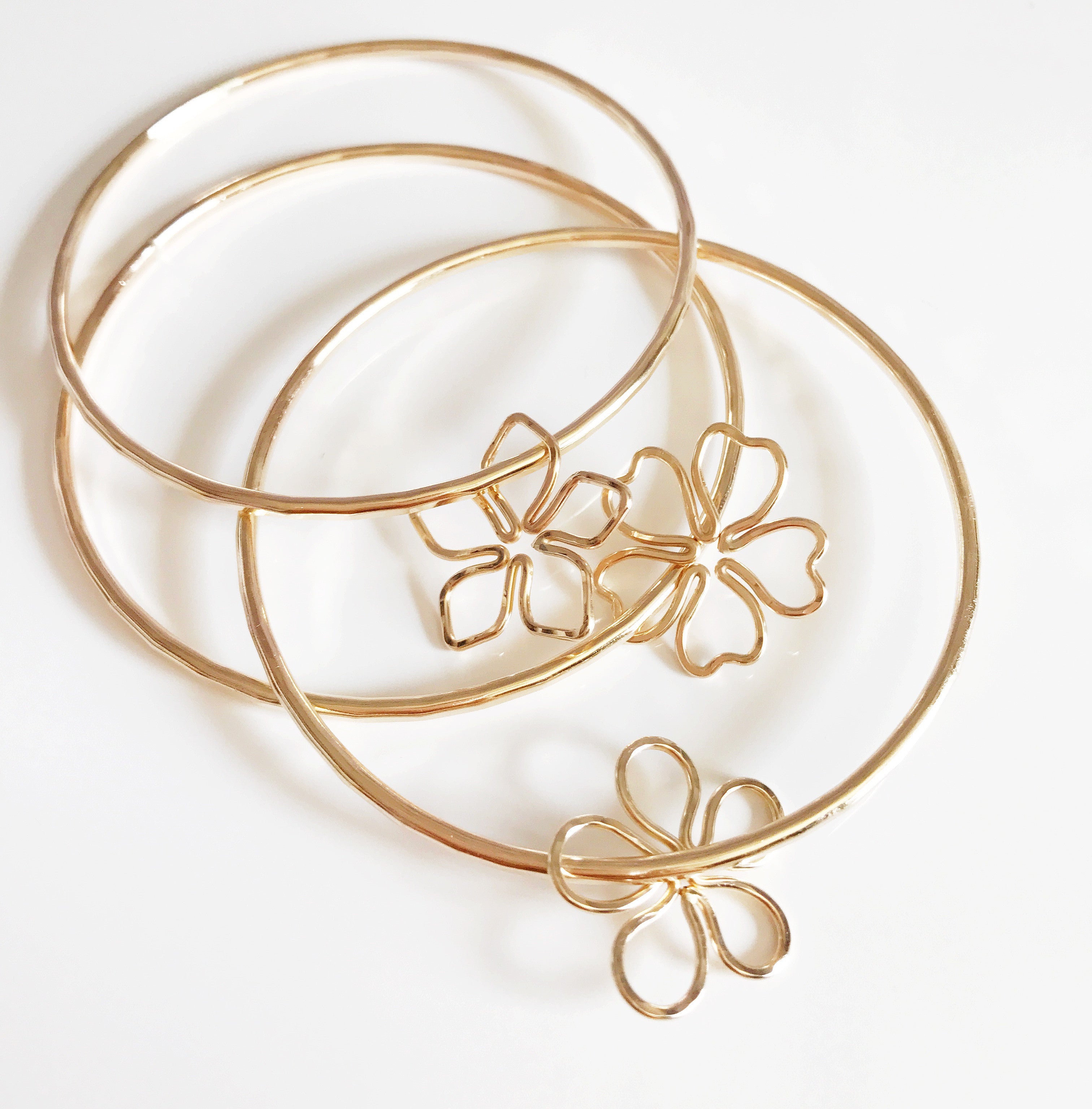 Bangle Plumeria (B326) - Stylish Floral Bangle Bracelet for Women, Perfect for Beach, Summer, and Boho Fashion