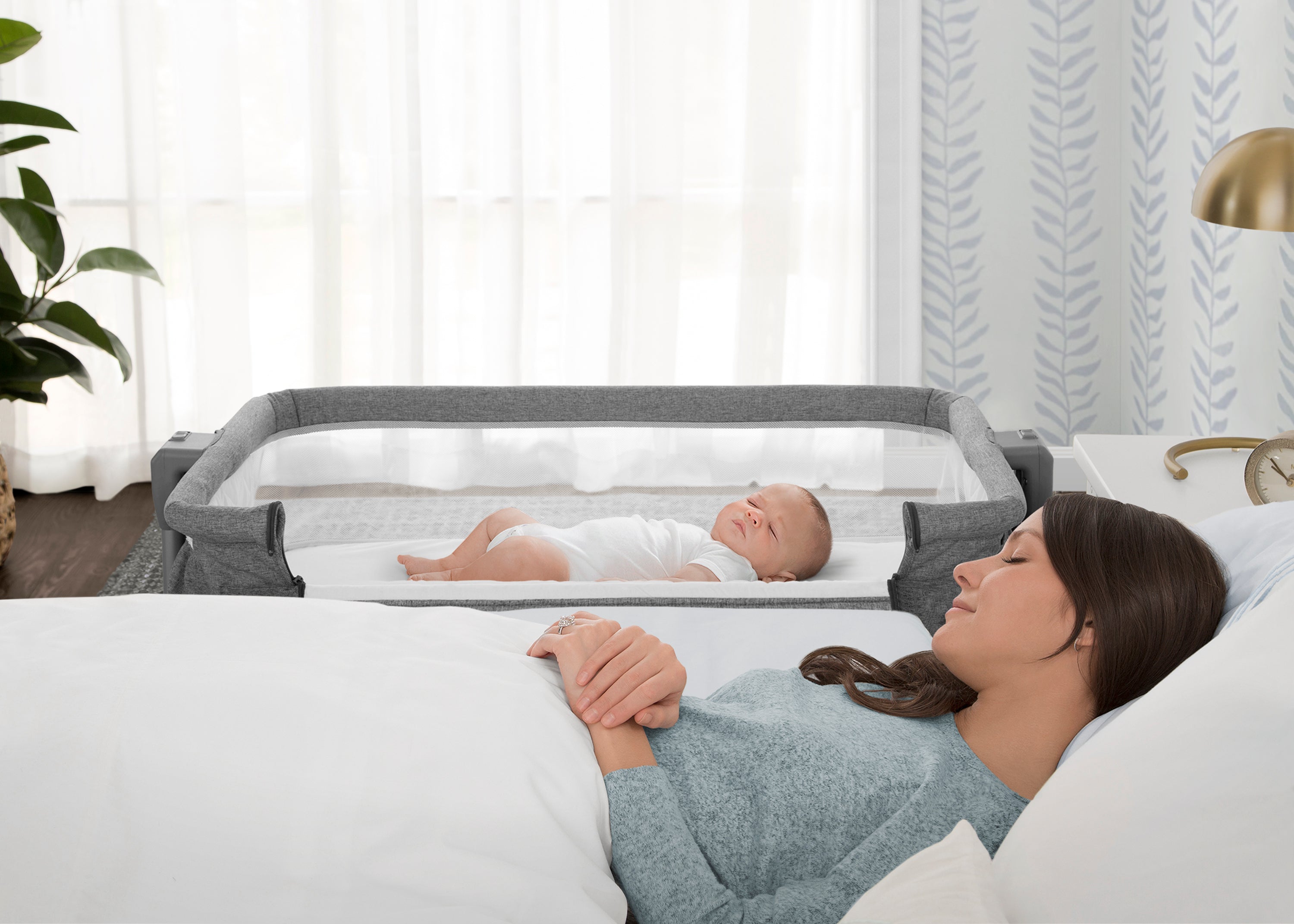 Close2Me Bedside Baby Bassinet - Portable Crib for Newborns & Infants - Adjustable Height Co-Sleeper for Safe Sleeping - Perfect for Nursery, Bedroom & Travel