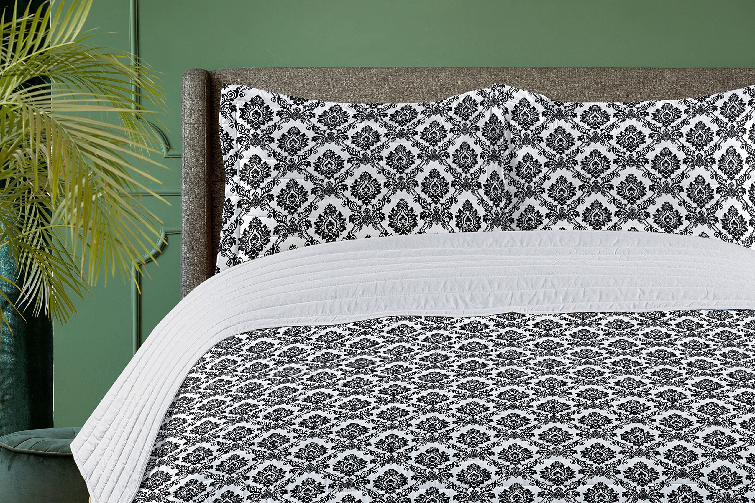 Lunarable Damask Microfiber Bedspread Set - Queen Size White & Black Antique Floral Pattern Bedding with Pillow Shams & Comforter | Soft Traditional Monochrome Design for Master Bedroom, Guest Room & Luxury Hotel Decor