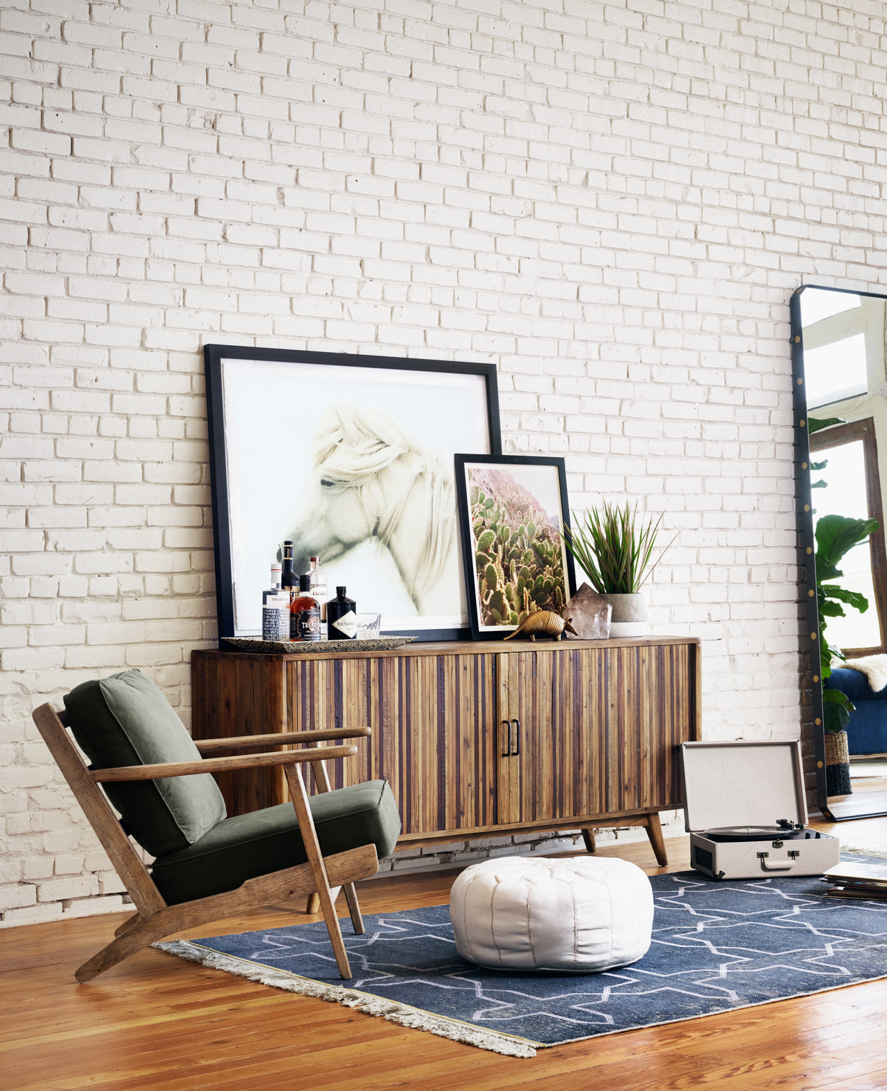 Stylish Austin Accent Chair - Mid-Century Modern Lounge Chair for Living Room, Bedroom & Office - Comfortable Upholstered Armchair with Wooden Legs - Perfect for Home Decor & Relaxation