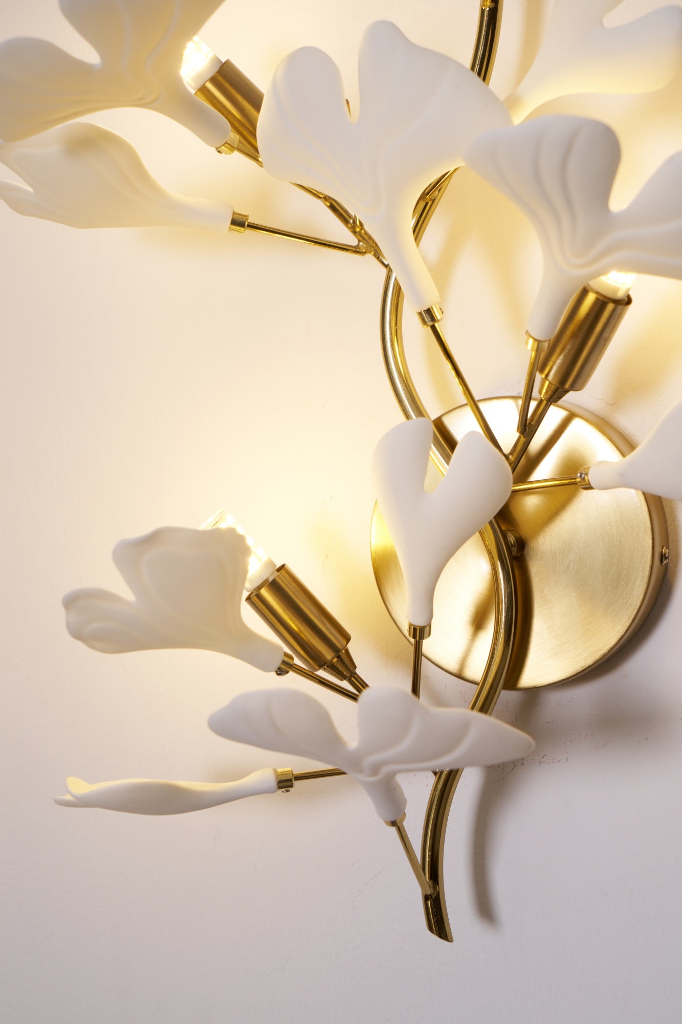 Modern Ginkgo Leaf Wall Lamp - LED Night Light for Bedroom, Living Room & Hallway - Decorative Lighting for Home & Office - Energy Efficient & Stylish Design