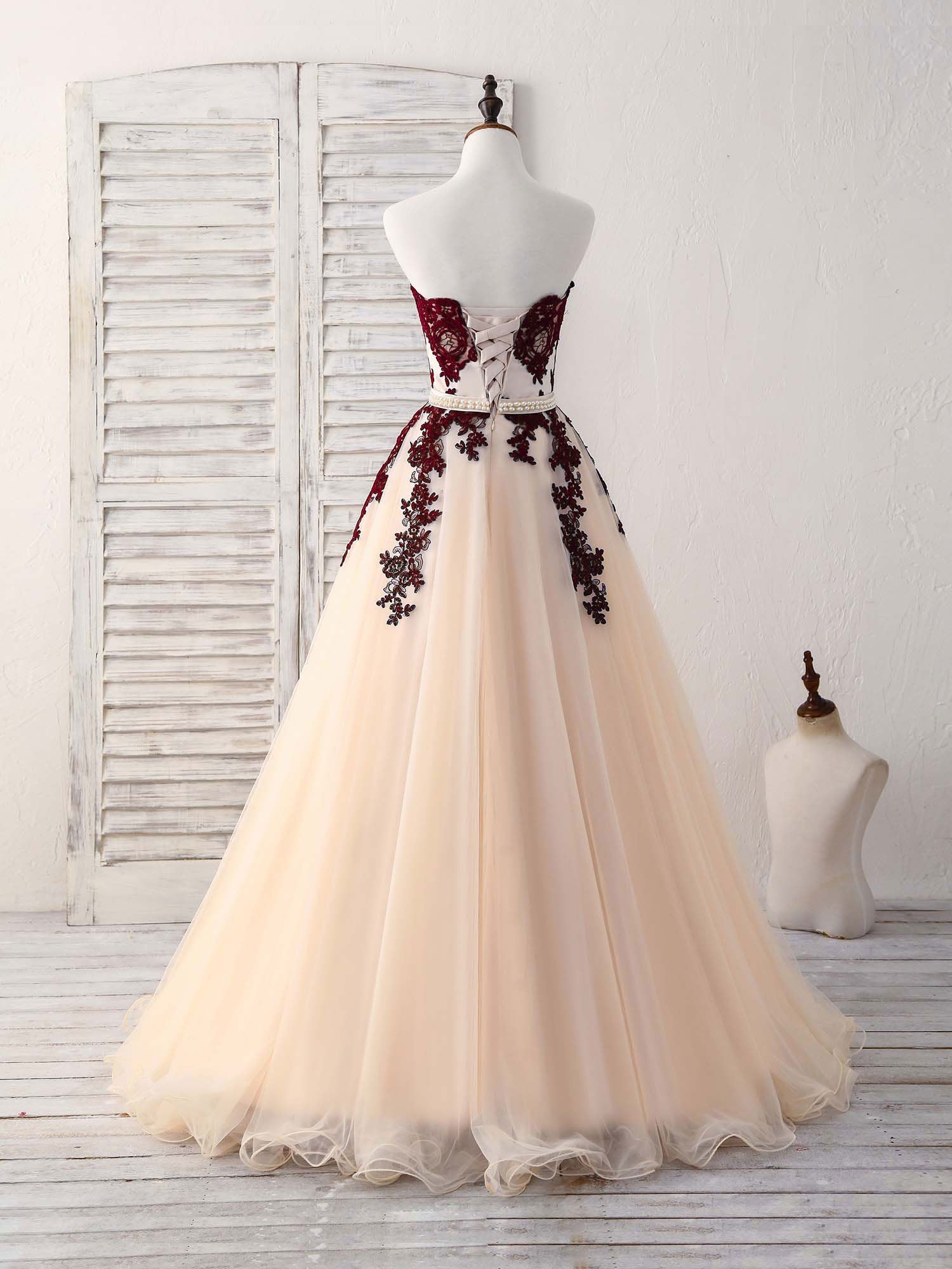 Elegant Burgundy Sweetheart Neckline Tulle Long Prom Dress for Women | Formal Evening Gown for Homecoming, Wedding, and Special Occasions