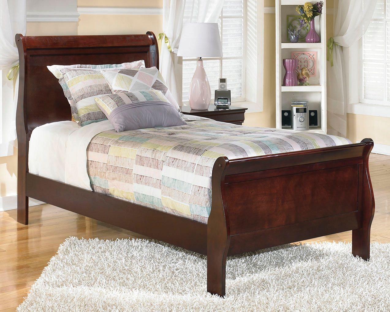 Alisdair Queen Size Sleigh Bed Set - Solid Wood Frame with Upholstered Headboard - Perfect for Master Bedroom & Guest Room Decor