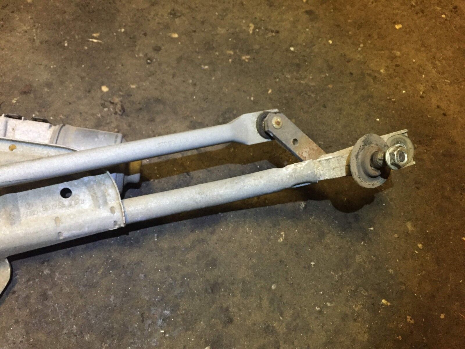 02 03 04 05 Volkswagen Passat Wiper Motor Transmission OEM D23 - Replacement Windshield Wiper Linkage for Smooth Rain Cleaning - Perfect for Highway Driving and Heavy Storms