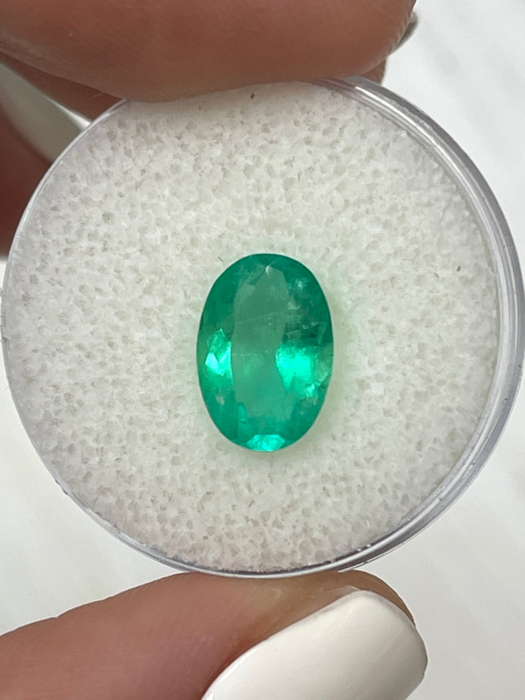 1.96 Carat 11x8mm Oval Cut Loose Colombian Emerald Gemstone - Apple Green Elongated Emerald for Jewelry Making, Engagement Rings & Luxury Gifts