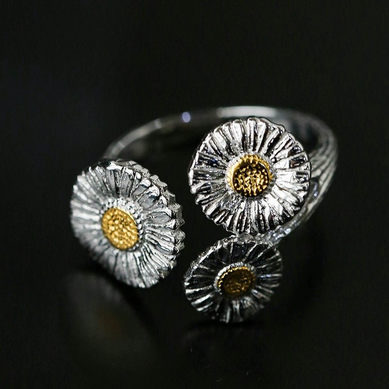 Buccellati Inspired Three Daisy Ring - Elegant Floral Jewelry for Women, Perfect for Weddings, Anniversaries & Special Occasions