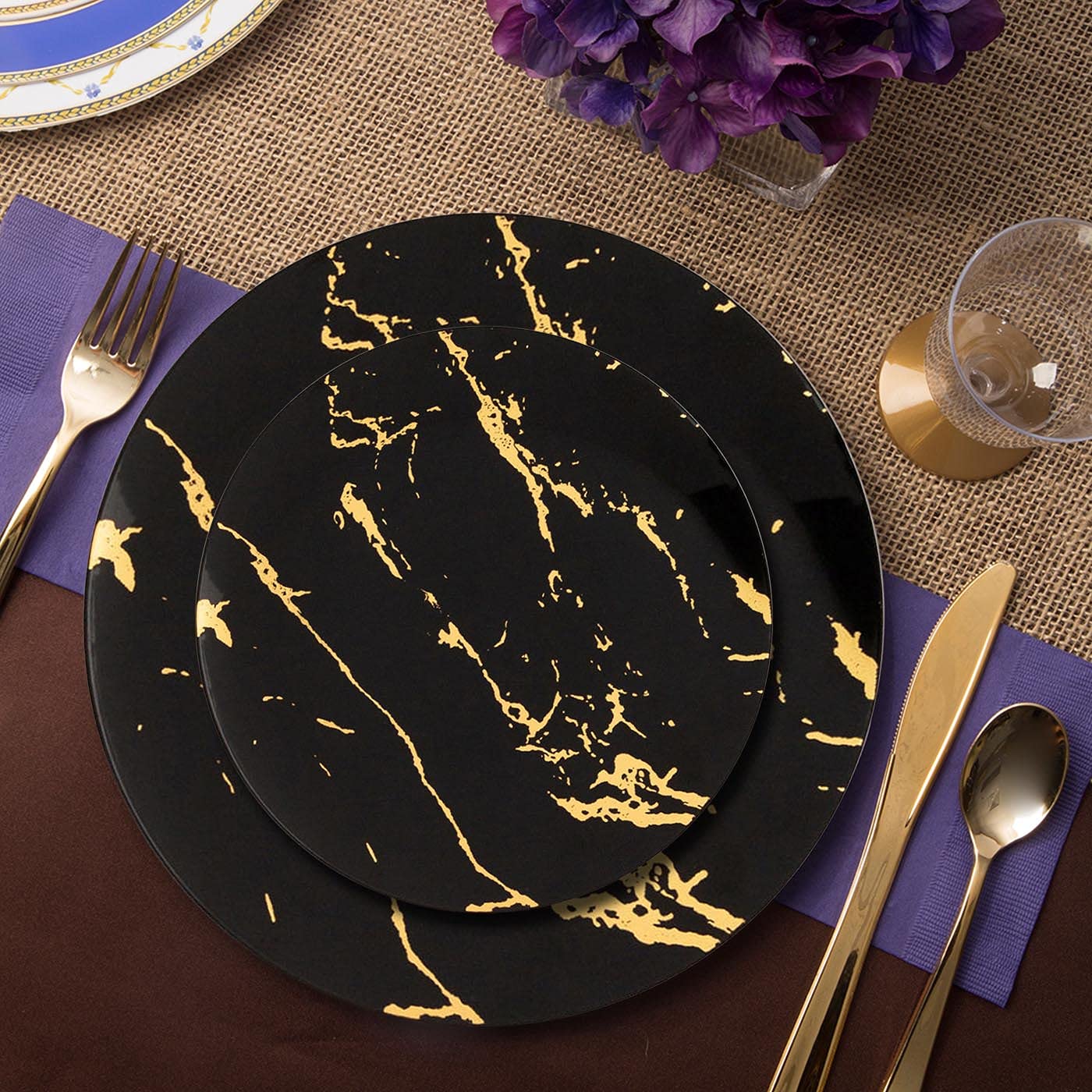 20-Pack 10-Inch Black Plastic Dinner Plates with Elegant Gold Stroke Design - Heavyweight Disposable Party Plates for Weddings, Events & Catering