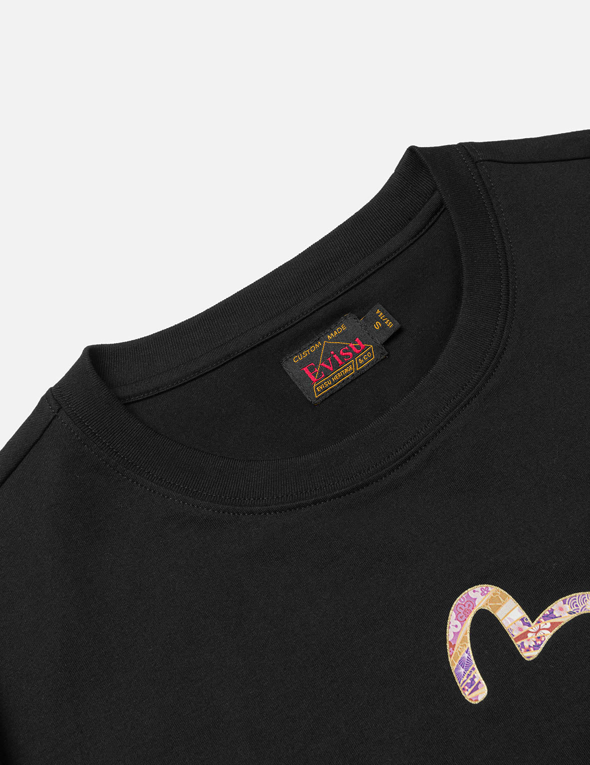 Stylish Magnolia & Knots Daicock Print Boyfriend T-Shirt for Women - Casual Comfort Fit for Everyday Wear, Dates & Outings