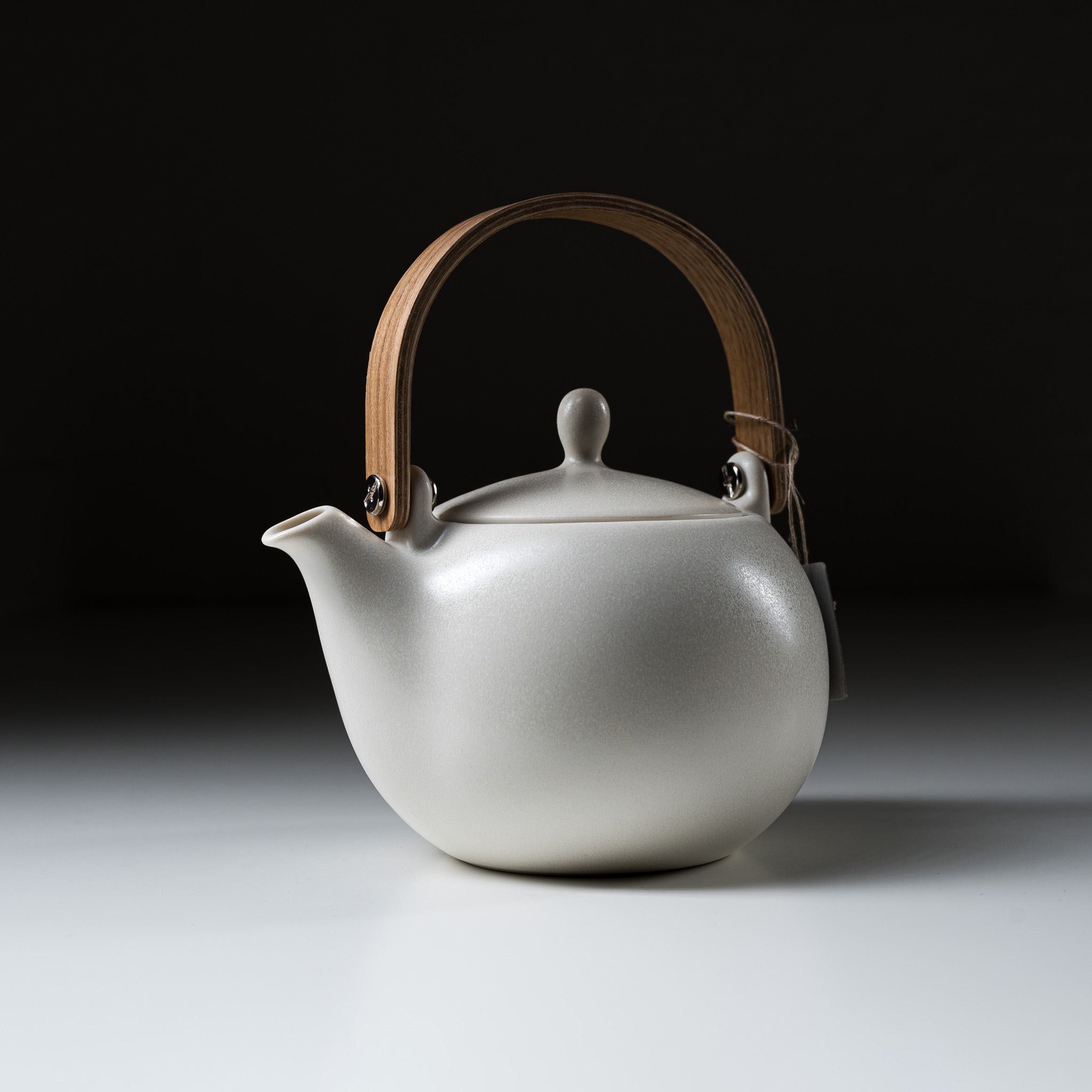 Yui Japanese Wooden Handle Teapot 600ml - White Ceramic Teapot for Green Tea, Herbal Tea & Matcha | Perfect for Tea Ceremonies, Home Use & Gifts