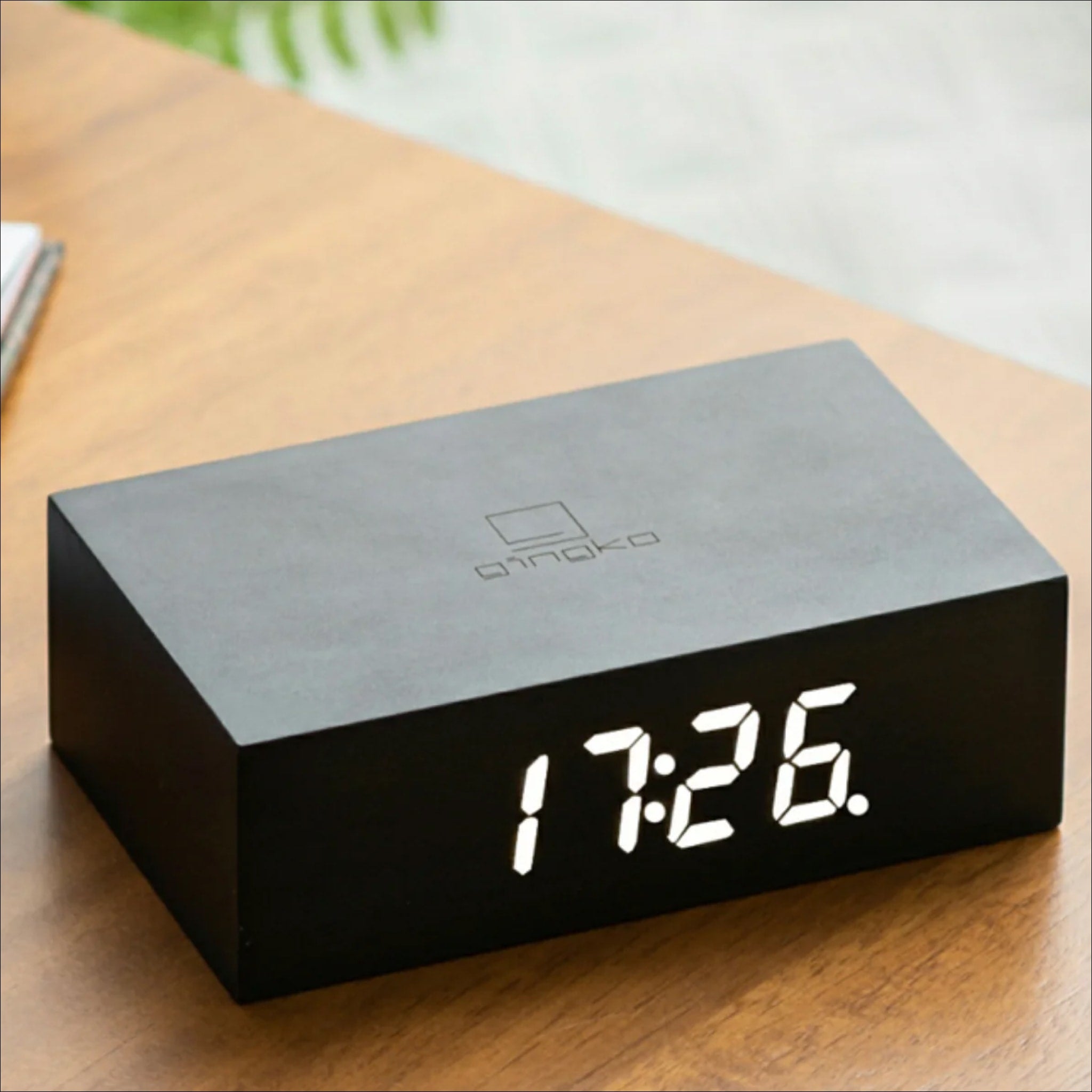 GINGKO Flip Click Alarm Clock - Black Wooden Vintage Style, Battery Operated, Silent Non-Ticking, Bedside Desk Clock for Home Office Travel (Perfect Gift for Sleepers & Light Sleepers)