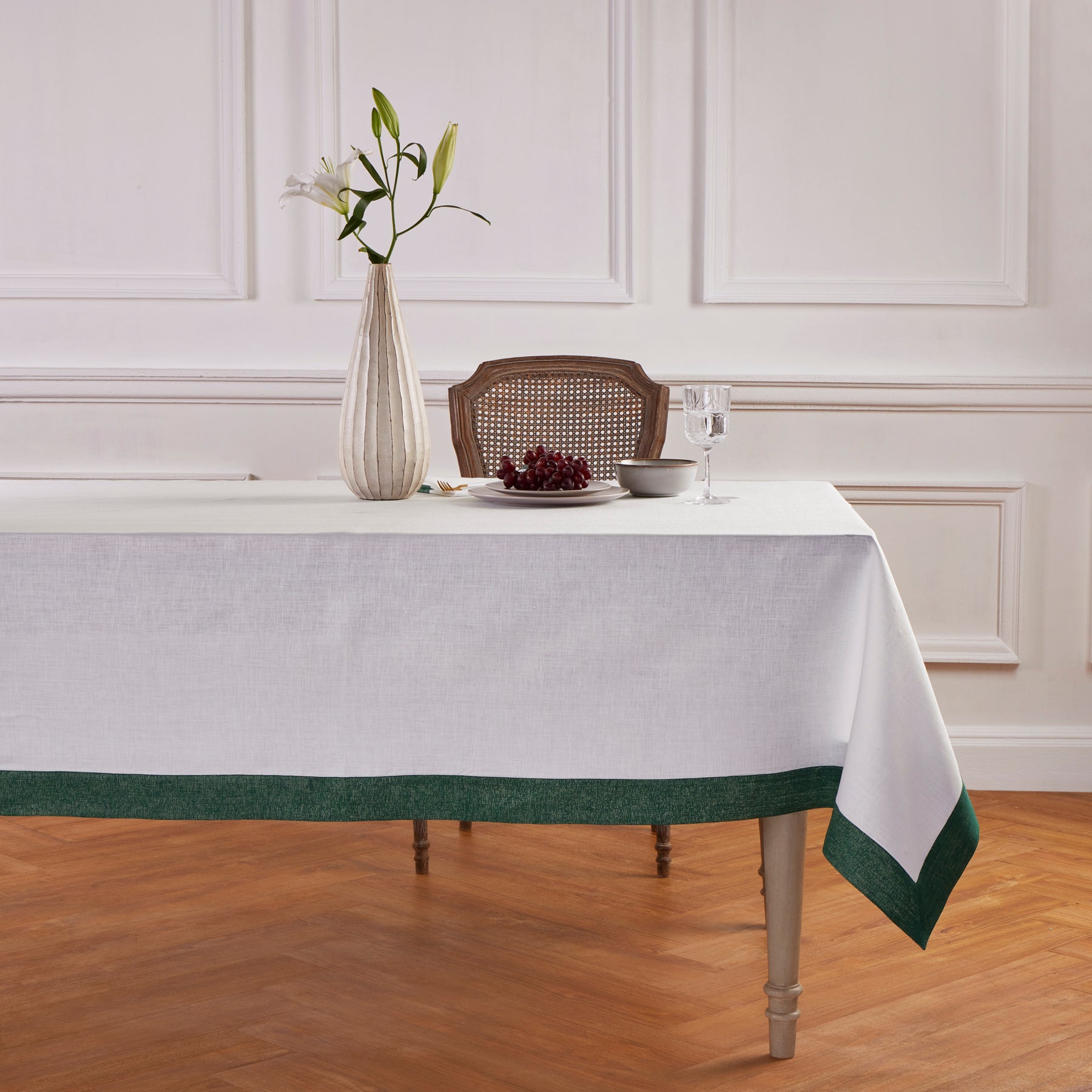 Festive Edge Tablecloth - Elegant Holiday Dining Decor for Christmas, Thanksgiving & Parties - Perfect for Home, Restaurants & Events