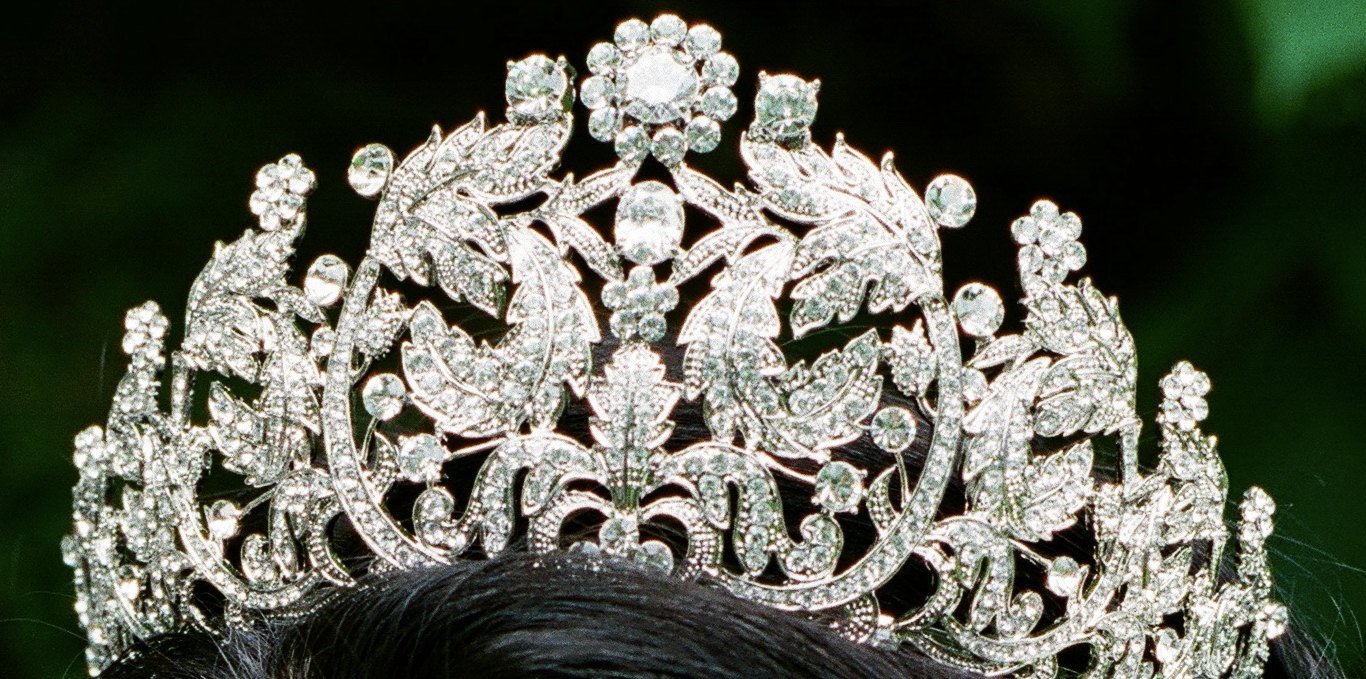 CALISTA Swarovski Crystal Bridal Tiara - Elegant Wedding Headpiece for Brides, Perfect for Bridal Showers, Weddings & Special Occasions