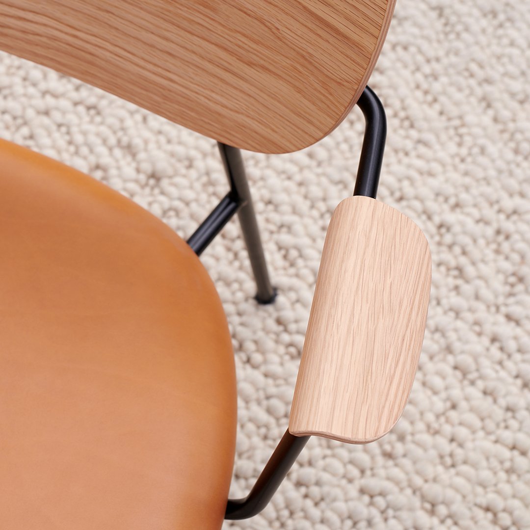 Cozy Lounge Chair with Soft Upholstered Seat - Perfect for Living Room, Bedroom or Office Relaxation