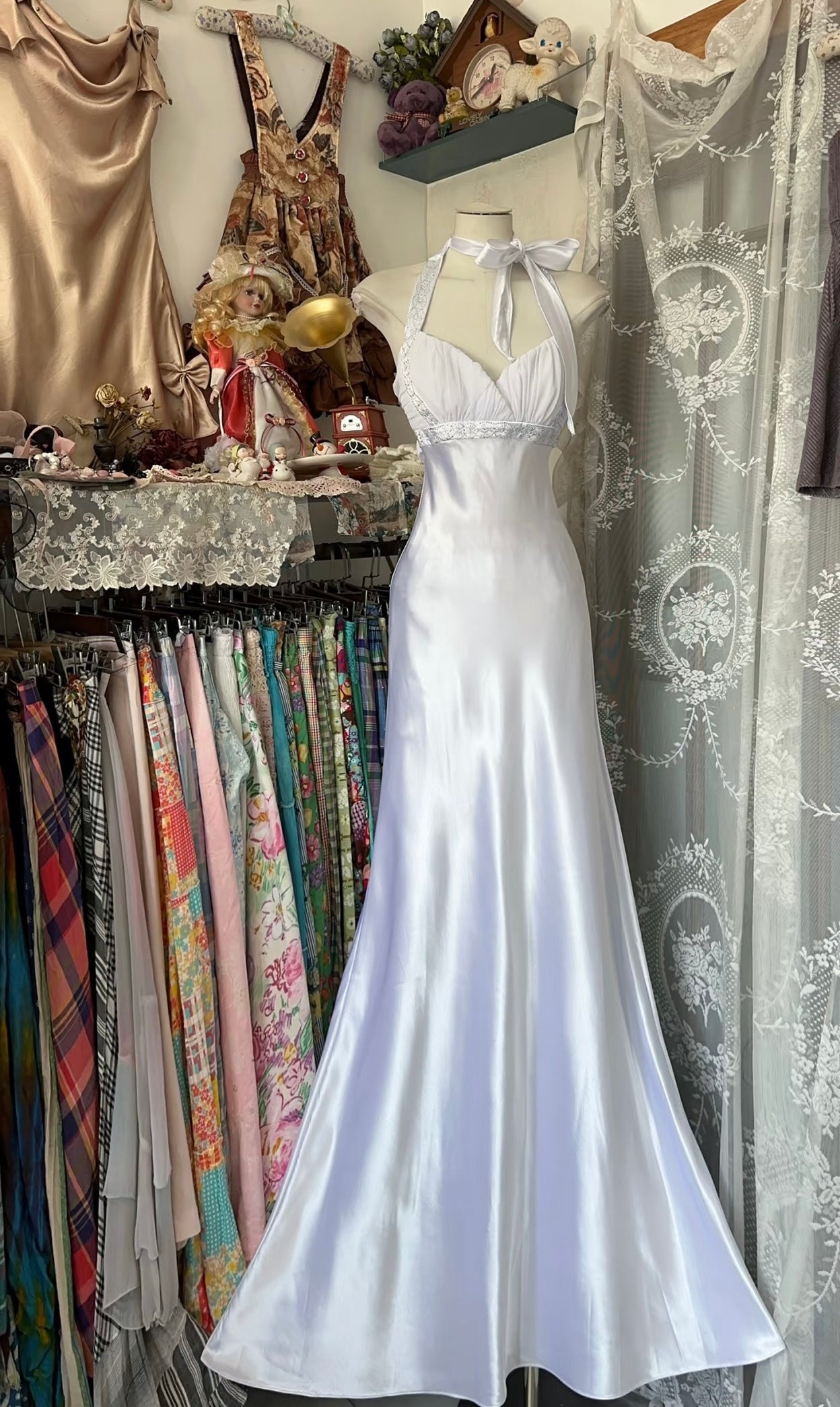 Elegant Vintage White Mermaid Evening Dress for Prom, Formal Party & Special Occasions - Halter Neckline Style J6820 | Perfect for Weddings, Galas & Black Tie Events
