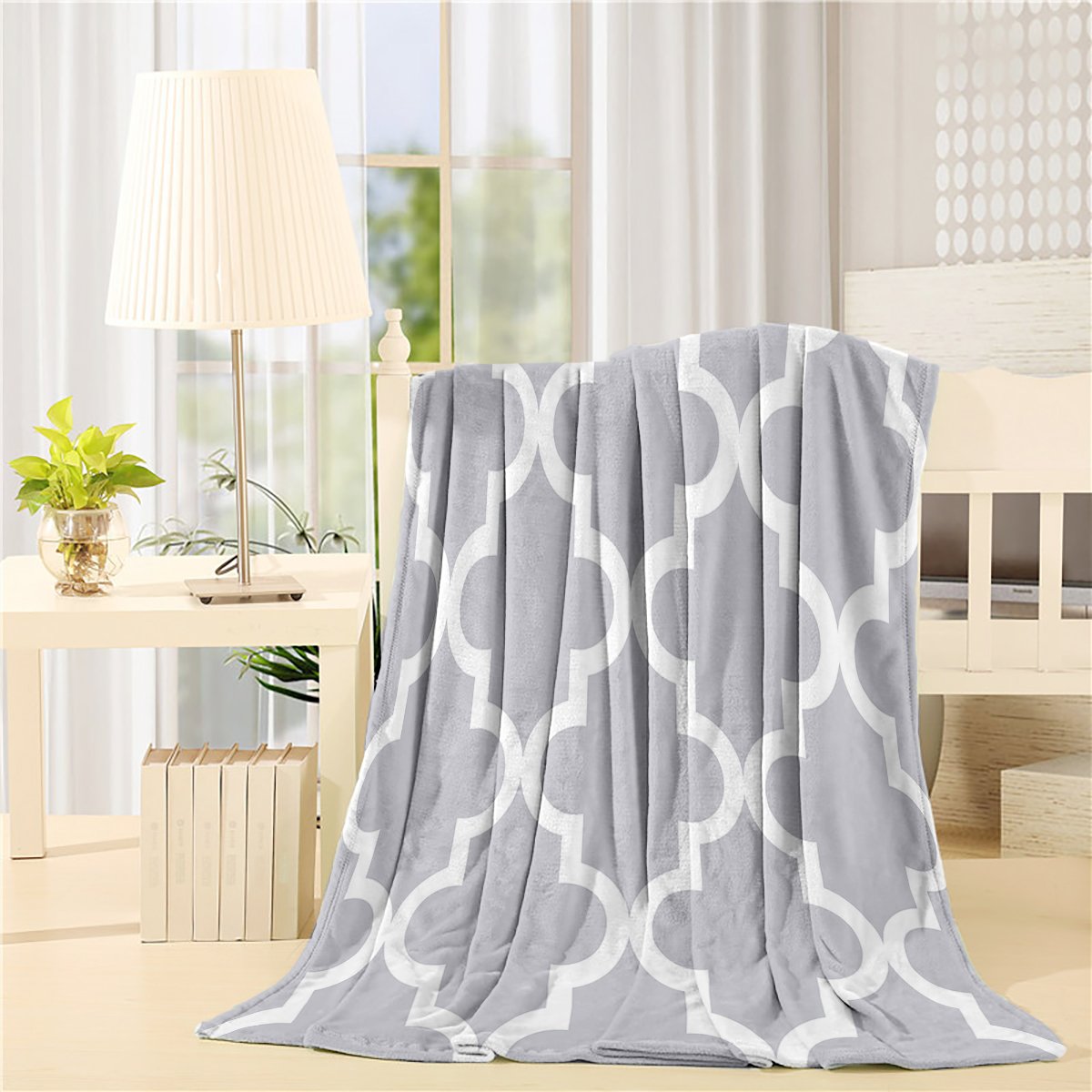 YOUNGKIDS Luxury Fleece Throw Blanket - Moroccan Plaid Geometric Pattern, Soft Plush Flannel Blanket for Couch, Bed & Chair - 40x50 Inches - Perfect for Cozy Evenings, Home Decor & Gift Giving